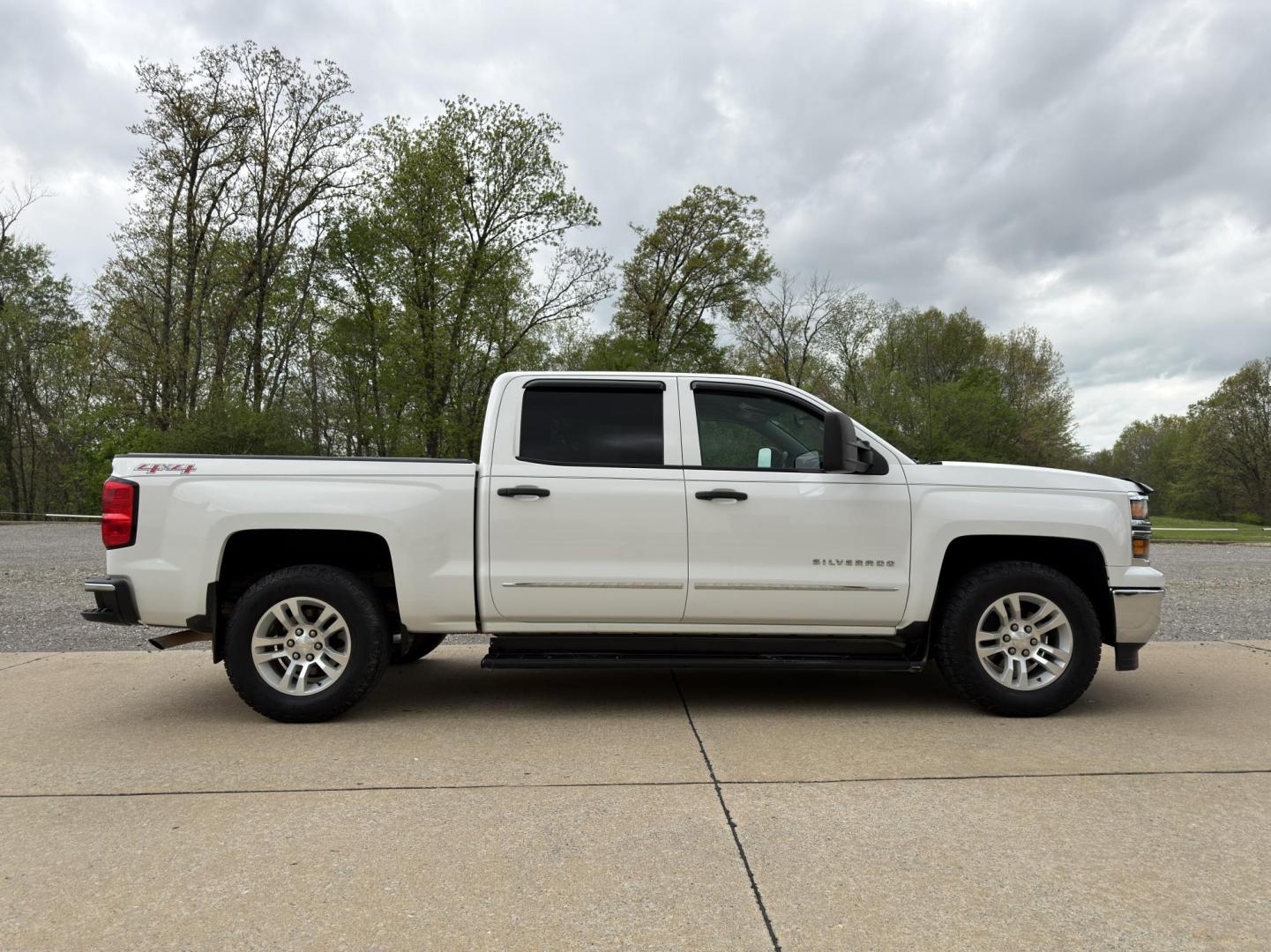 2014 WHITE /Gray Chevrolet Silverado 1500 1LT Crew Cab 4WD (3GCUKREC2EG) with an 5.3L V8 engine, Automatic transmission, located at 2990 Old Orchard Rd., Jackson, MO, 63755, 37.354214, -89.612106 - 2014 Chevrolet Silverado 1500 LT 1-Owner 60xxx miles 4x4 5.3L V8 Automatic Backup Camera Power Driver Seat Bluetooth Remote Start Cruise Power Windows/Locks/Mirrors We have financing available and we accept trades! Fill out a credit application on our website or come by today! If you ha - Photo#8