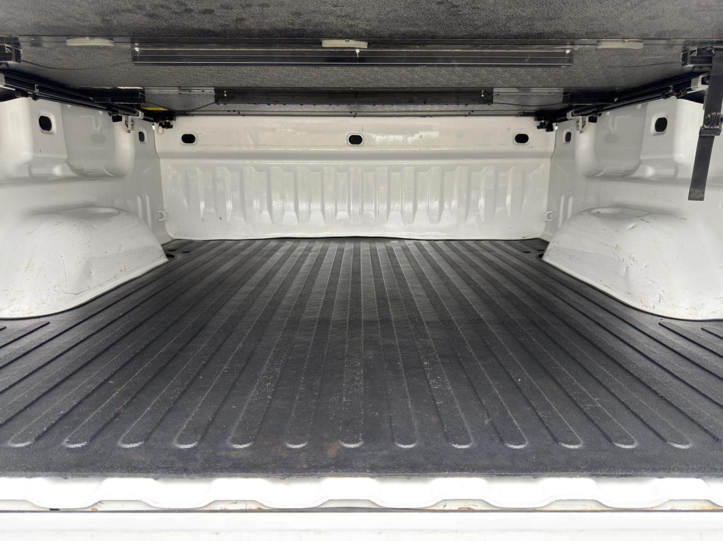 2014 WHITE /Gray Chevrolet Silverado 1500 1LT Crew Cab 4WD (3GCUKREC2EG) with an 5.3L V8 engine, Automatic transmission, located at 2990 Old Orchard Rd., Jackson, MO, 63755, 37.354214, -89.612106 - 2014 Chevrolet Silverado 1500 LT 1-Owner 60xxx miles 4x4 5.3L V8 Automatic Backup Camera Power Driver Seat Bluetooth Remote Start Cruise Power Windows/Locks/Mirrors We have financing available and we accept trades! Fill out a credit application on our website or come by today! If you ha - Photo#20