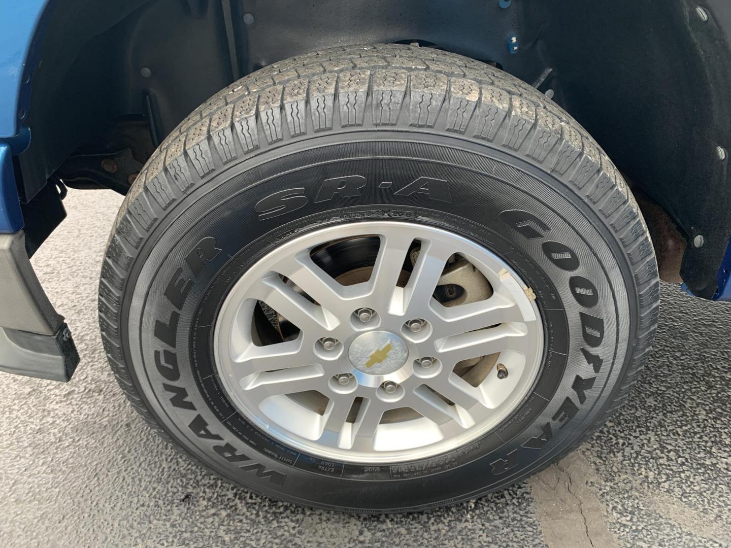 2011 BLUE /BLACK Chevrolet Colorado 1LT 4WD (1GCGTCF98B8) with an 2.9L L4 DOHC 16V engine, Automatic transmission, located at 506 S. Kingshighway, Cape Girardeau, MO, 63703, (573) 235-5000, 37.294991, -89.553635 - 2011 Chevrolet Colorado 1LT 4WD 68,xxx miles Low Miles! 4WD Cruise Bed Cover Power Windows/Locks/Mirrors We have financing available and we accept trades! Fill out a credit application on our website or come by today! If you have any questions, give us a call at (573) 235-5000 or visit our - Photo#22