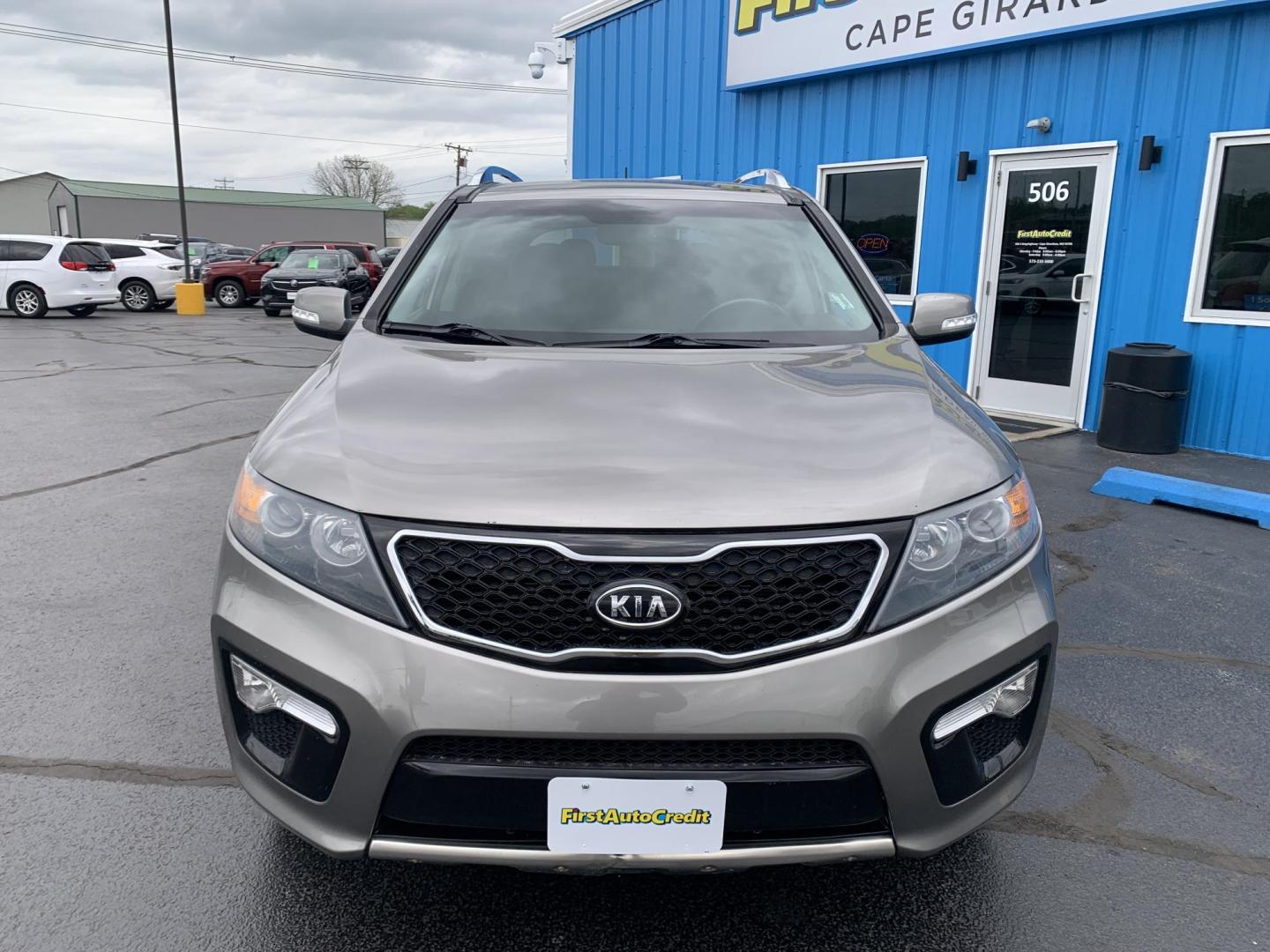 2013 GRAY /BLACK Kia Sorento SX AWD (5XYKWDA22DG) with an 3.5L V6 DOHC 24V engine, Automatic transmission, located at 506 S. Kingshighway, Cape Girardeau, MO, 63703, (573) 235-5000, 37.294991, -89.553635 - 2013 Kia Sorento SX AWD 97,xxx miles Heated and Cooled Drivers Seat Heated Steering Wheel AWD Bluetooth Power Seats Leather Seats Sun Roof 3rd. Row We have financing available and we accept trades! Fill out a credit application on our website or come by today! If you have any questions, - Photo#1