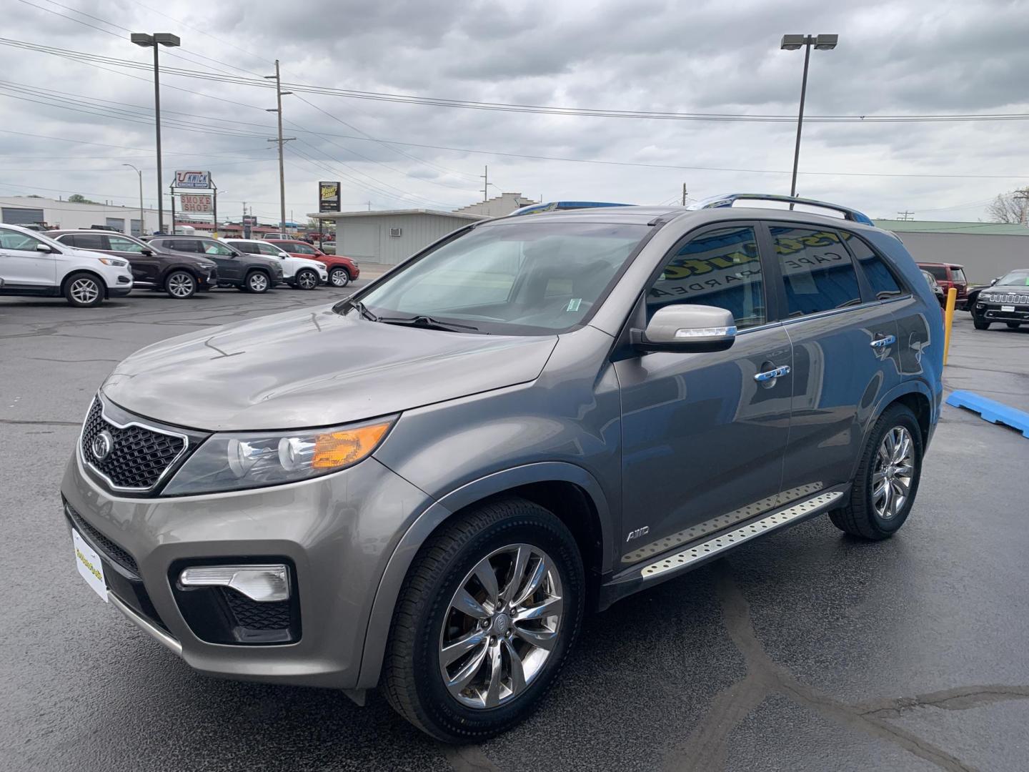 2013 GRAY /BLACK Kia Sorento SX AWD (5XYKWDA22DG) with an 3.5L V6 DOHC 24V engine, Automatic transmission, located at 506 S. Kingshighway, Cape Girardeau, MO, 63703, (573) 235-5000, 37.294991, -89.553635 - 2013 Kia Sorento SX AWD 97,xxx miles Heated and Cooled Drivers Seat Heated Steering Wheel AWD Bluetooth Power Seats Leather Seats Sun Roof 3rd. Row We have financing available and we accept trades! Fill out a credit application on our website or come by today! If you have any questions, - Photo#3