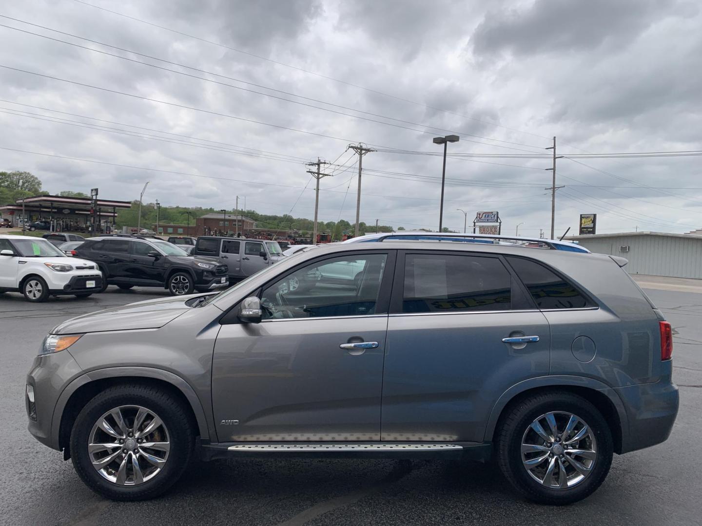 2013 GRAY /BLACK Kia Sorento SX AWD (5XYKWDA22DG) with an 3.5L V6 DOHC 24V engine, Automatic transmission, located at 506 S. Kingshighway, Cape Girardeau, MO, 63703, (573) 235-5000, 37.294991, -89.553635 - 2013 Kia Sorento SX AWD 97,xxx miles Heated and Cooled Drivers Seat Heated Steering Wheel AWD Bluetooth Power Seats Leather Seats Sun Roof 3rd. Row We have financing available and we accept trades! Fill out a credit application on our website or come by today! If you have any questions, - Photo#4