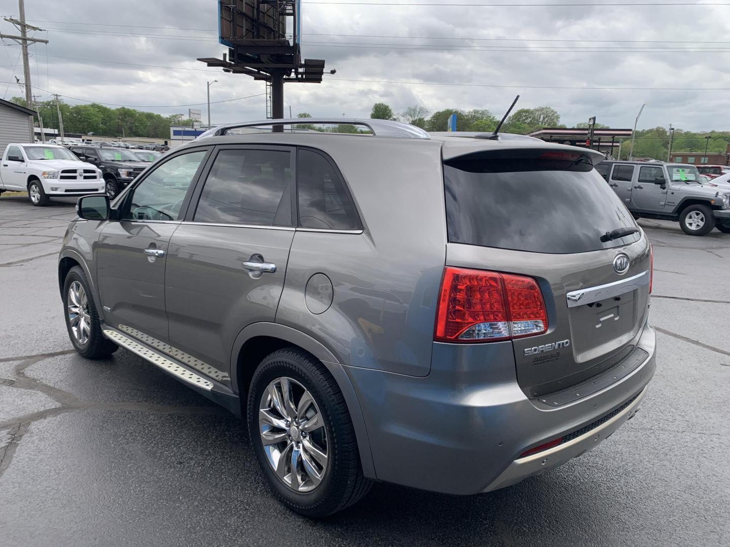 2013 GRAY /BLACK Kia Sorento SX AWD (5XYKWDA22DG) with an 3.5L V6 DOHC 24V engine, Automatic transmission, located at 506 S. Kingshighway, Cape Girardeau, MO, 63703, (573) 235-5000, 37.294991, -89.553635 - 2013 Kia Sorento SX AWD 97,xxx miles Heated and Cooled Drivers Seat Heated Steering Wheel AWD Bluetooth Power Seats Leather Seats Sun Roof 3rd. Row We have financing available and we accept trades! Fill out a credit application on our website or come by today! If you have any questions, - Photo#5
