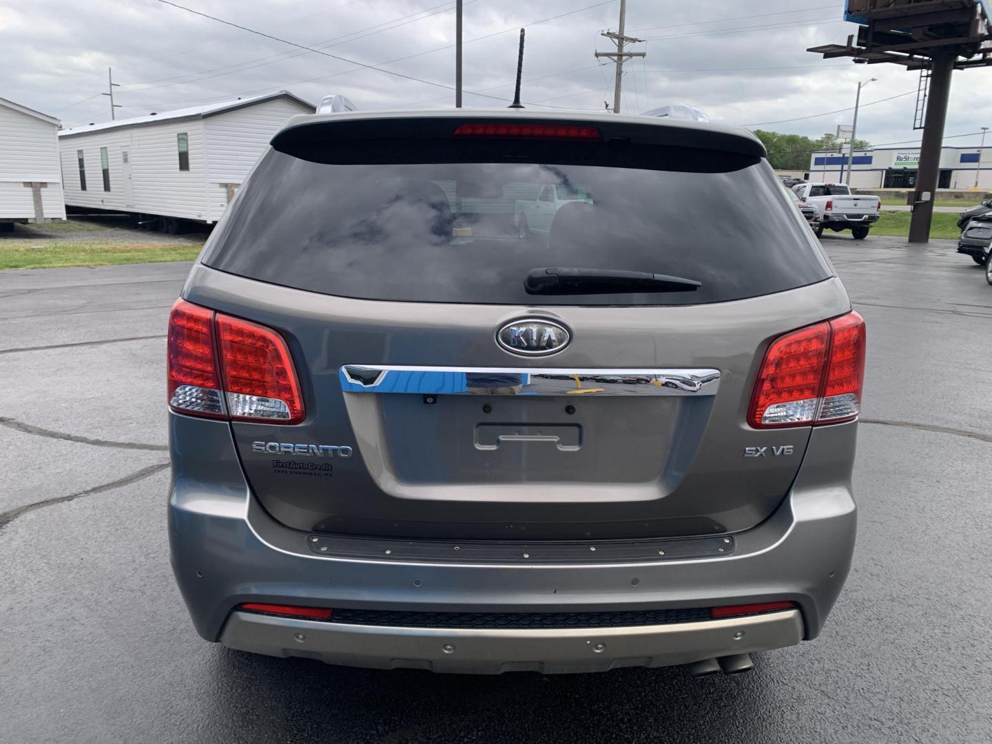 2013 GRAY /BLACK Kia Sorento SX AWD (5XYKWDA22DG) with an 3.5L V6 DOHC 24V engine, Automatic transmission, located at 506 S. Kingshighway, Cape Girardeau, MO, 63703, (573) 235-5000, 37.294991, -89.553635 - 2013 Kia Sorento SX AWD 97,xxx miles Heated and Cooled Drivers Seat Heated Steering Wheel AWD Bluetooth Power Seats Leather Seats Sun Roof 3rd. Row We have financing available and we accept trades! Fill out a credit application on our website or come by today! If you have any questions, - Photo#6