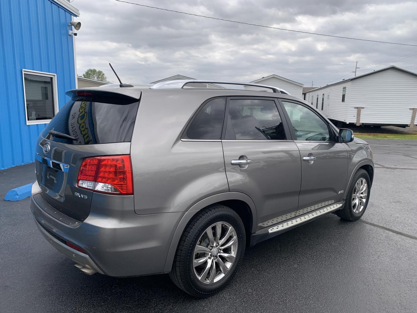 2013 GRAY /BLACK Kia Sorento SX AWD (5XYKWDA22DG) with an 3.5L V6 DOHC 24V engine, Automatic transmission, located at 506 S. Kingshighway, Cape Girardeau, MO, 63703, (573) 235-5000, 37.294991, -89.553635 - 2013 Kia Sorento SX AWD 97,xxx miles Heated and Cooled Drivers Seat Heated Steering Wheel AWD Bluetooth Power Seats Leather Seats Sun Roof 3rd. Row We have financing available and we accept trades! Fill out a credit application on our website or come by today! If you have any questions, - Photo#8