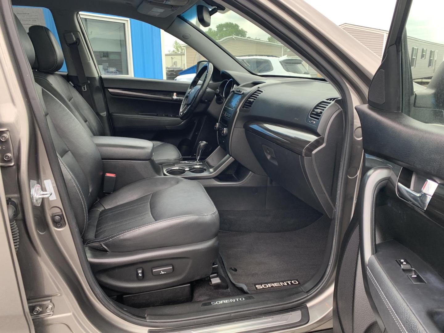 2013 GRAY /BLACK Kia Sorento SX AWD (5XYKWDA22DG) with an 3.5L V6 DOHC 24V engine, Automatic transmission, located at 506 S. Kingshighway, Cape Girardeau, MO, 63703, (573) 235-5000, 37.294991, -89.553635 - 2013 Kia Sorento SX AWD 97,xxx miles Heated and Cooled Drivers Seat Heated Steering Wheel AWD Bluetooth Power Seats Leather Seats Sun Roof 3rd. Row We have financing available and we accept trades! Fill out a credit application on our website or come by today! If you have any questions, - Photo#11