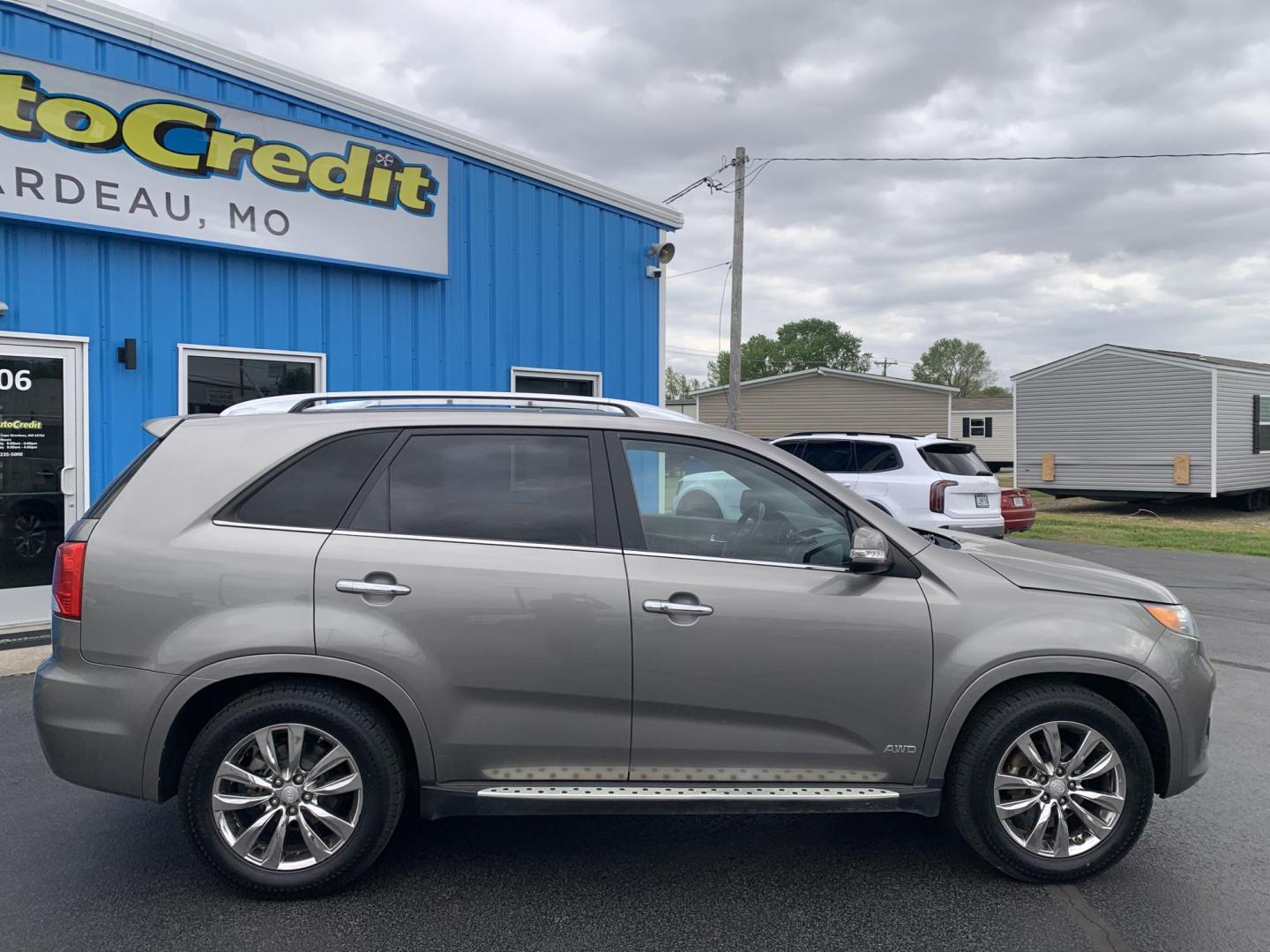2013 GRAY /BLACK Kia Sorento SX AWD (5XYKWDA22DG) with an 3.5L V6 DOHC 24V engine, Automatic transmission, located at 506 S. Kingshighway, Cape Girardeau, MO, 63703, (573) 235-5000, 37.294991, -89.553635 - 2013 Kia Sorento SX AWD 97,xxx miles Heated and Cooled Drivers Seat Heated Steering Wheel AWD Bluetooth Power Seats Leather Seats Sun Roof 3rd. Row We have financing available and we accept trades! Fill out a credit application on our website or come by today! If you have any questions, - Photo#9