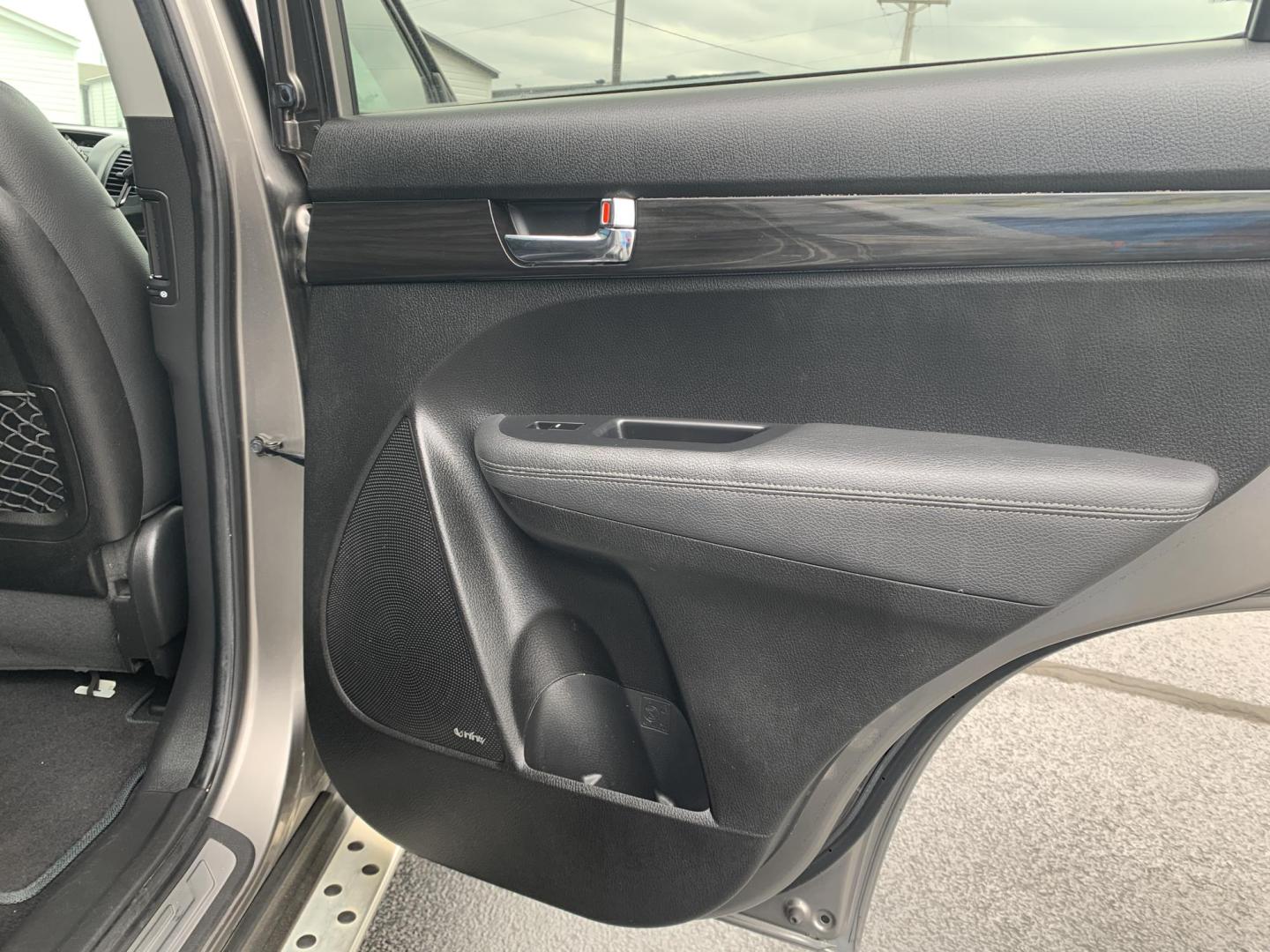 2013 GRAY /BLACK Kia Sorento SX AWD (5XYKWDA22DG) with an 3.5L V6 DOHC 24V engine, Automatic transmission, located at 506 S. Kingshighway, Cape Girardeau, MO, 63703, (573) 235-5000, 37.294991, -89.553635 - 2013 Kia Sorento SX AWD 97,xxx miles Heated and Cooled Drivers Seat Heated Steering Wheel AWD Bluetooth Power Seats Leather Seats Sun Roof 3rd. Row We have financing available and we accept trades! Fill out a credit application on our website or come by today! If you have any questions, - Photo#12