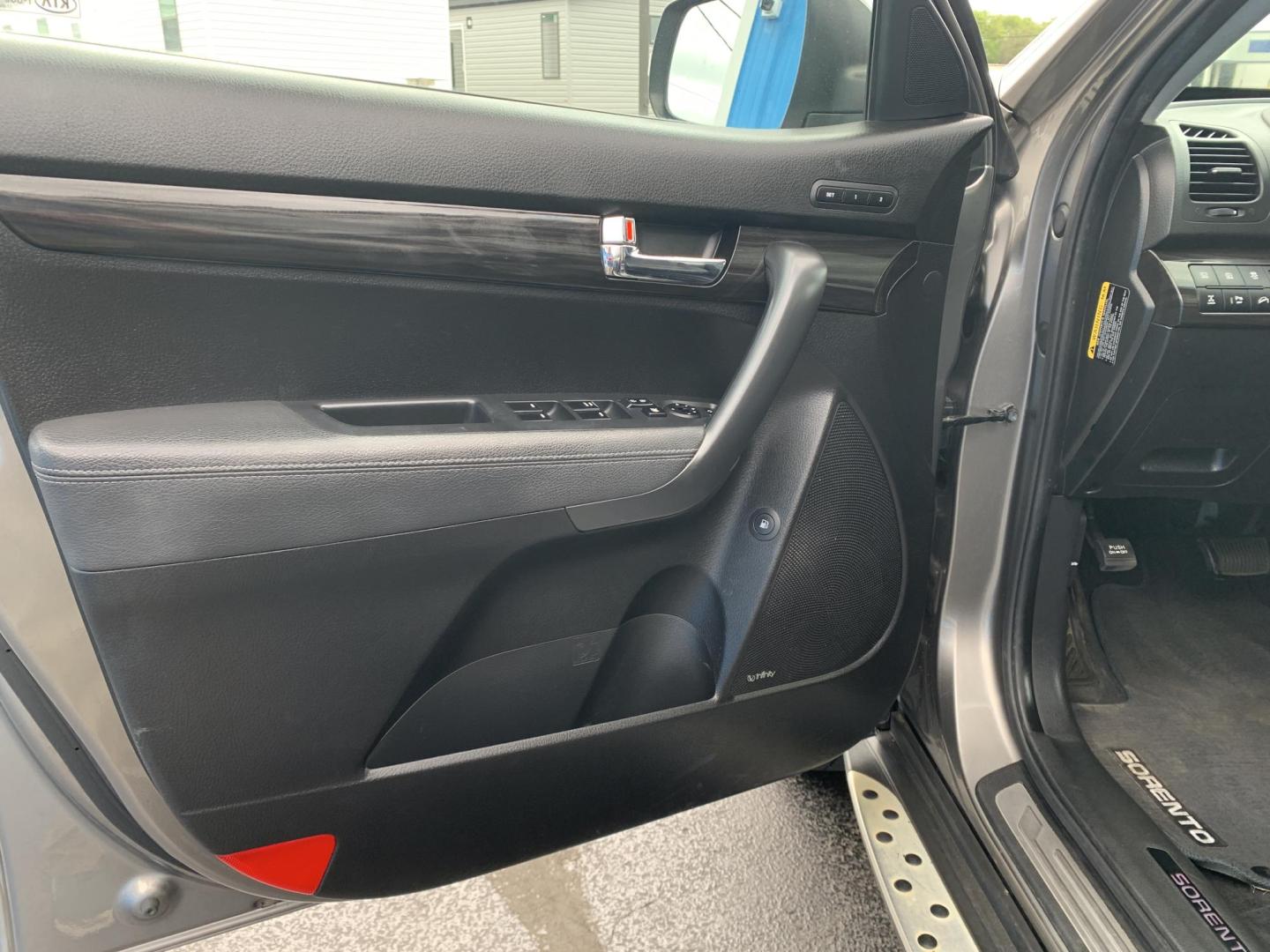 2013 GRAY /BLACK Kia Sorento SX AWD (5XYKWDA22DG) with an 3.5L V6 DOHC 24V engine, Automatic transmission, located at 506 S. Kingshighway, Cape Girardeau, MO, 63703, (573) 235-5000, 37.294991, -89.553635 - 2013 Kia Sorento SX AWD 97,xxx miles Heated and Cooled Drivers Seat Heated Steering Wheel AWD Bluetooth Power Seats Leather Seats Sun Roof 3rd. Row We have financing available and we accept trades! Fill out a credit application on our website or come by today! If you have any questions, - Photo#17