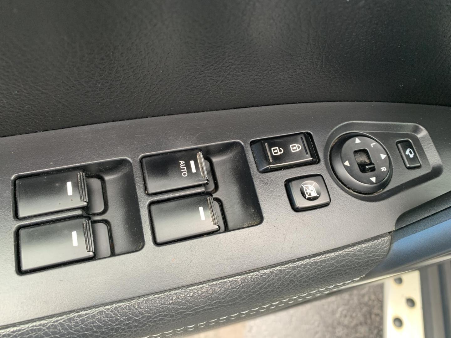 2013 GRAY /BLACK Kia Sorento SX AWD (5XYKWDA22DG) with an 3.5L V6 DOHC 24V engine, Automatic transmission, located at 506 S. Kingshighway, Cape Girardeau, MO, 63703, (573) 235-5000, 37.294991, -89.553635 - 2013 Kia Sorento SX AWD 97,xxx miles Heated and Cooled Drivers Seat Heated Steering Wheel AWD Bluetooth Power Seats Leather Seats Sun Roof 3rd. Row We have financing available and we accept trades! Fill out a credit application on our website or come by today! If you have any questions, - Photo#20