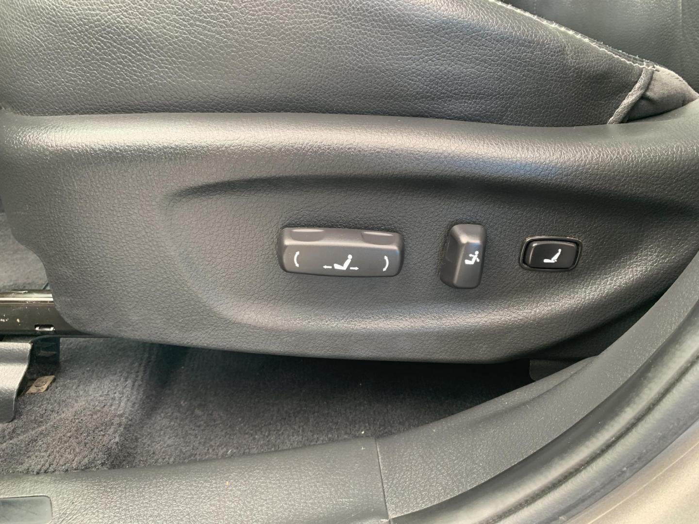 2013 GRAY /BLACK Kia Sorento SX AWD (5XYKWDA22DG) with an 3.5L V6 DOHC 24V engine, Automatic transmission, located at 506 S. Kingshighway, Cape Girardeau, MO, 63703, (573) 235-5000, 37.294991, -89.553635 - 2013 Kia Sorento SX AWD 97,xxx miles Heated and Cooled Drivers Seat Heated Steering Wheel AWD Bluetooth Power Seats Leather Seats Sun Roof 3rd. Row We have financing available and we accept trades! Fill out a credit application on our website or come by today! If you have any questions, - Photo#22