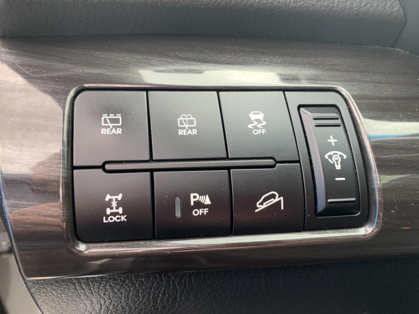 2013 GRAY /BLACK Kia Sorento SX AWD (5XYKWDA22DG) with an 3.5L V6 DOHC 24V engine, Automatic transmission, located at 506 S. Kingshighway, Cape Girardeau, MO, 63703, (573) 235-5000, 37.294991, -89.553635 - 2013 Kia Sorento SX AWD 97,xxx miles Heated and Cooled Drivers Seat Heated Steering Wheel AWD Bluetooth Power Seats Leather Seats Sun Roof 3rd. Row We have financing available and we accept trades! Fill out a credit application on our website or come by today! If you have any questions, - Photo#23