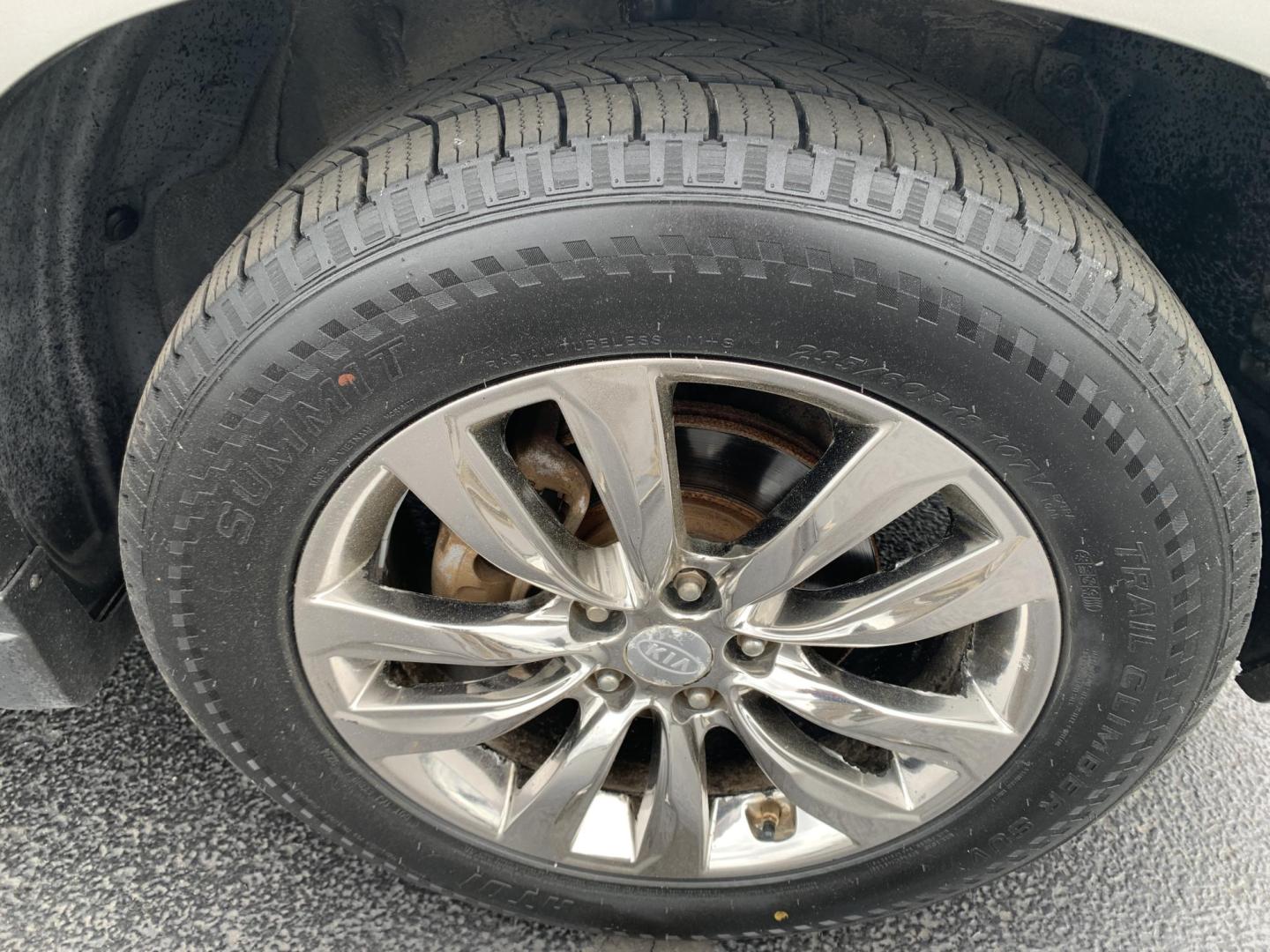 2013 GRAY /BLACK Kia Sorento SX AWD (5XYKWDA22DG) with an 3.5L V6 DOHC 24V engine, Automatic transmission, located at 506 S. Kingshighway, Cape Girardeau, MO, 63703, (573) 235-5000, 37.294991, -89.553635 - 2013 Kia Sorento SX AWD 97,xxx miles Heated and Cooled Drivers Seat Heated Steering Wheel AWD Bluetooth Power Seats Leather Seats Sun Roof 3rd. Row We have financing available and we accept trades! Fill out a credit application on our website or come by today! If you have any questions, - Photo#37