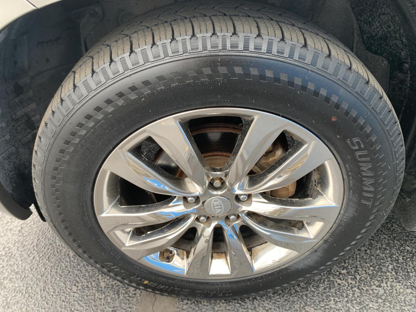 2013 GRAY /BLACK Kia Sorento SX AWD (5XYKWDA22DG) with an 3.5L V6 DOHC 24V engine, Automatic transmission, located at 506 S. Kingshighway, Cape Girardeau, MO, 63703, (573) 235-5000, 37.294991, -89.553635 - 2013 Kia Sorento SX AWD 97,xxx miles Heated and Cooled Drivers Seat Heated Steering Wheel AWD Bluetooth Power Seats Leather Seats Sun Roof 3rd. Row We have financing available and we accept trades! Fill out a credit application on our website or come by today! If you have any questions, - Photo#36