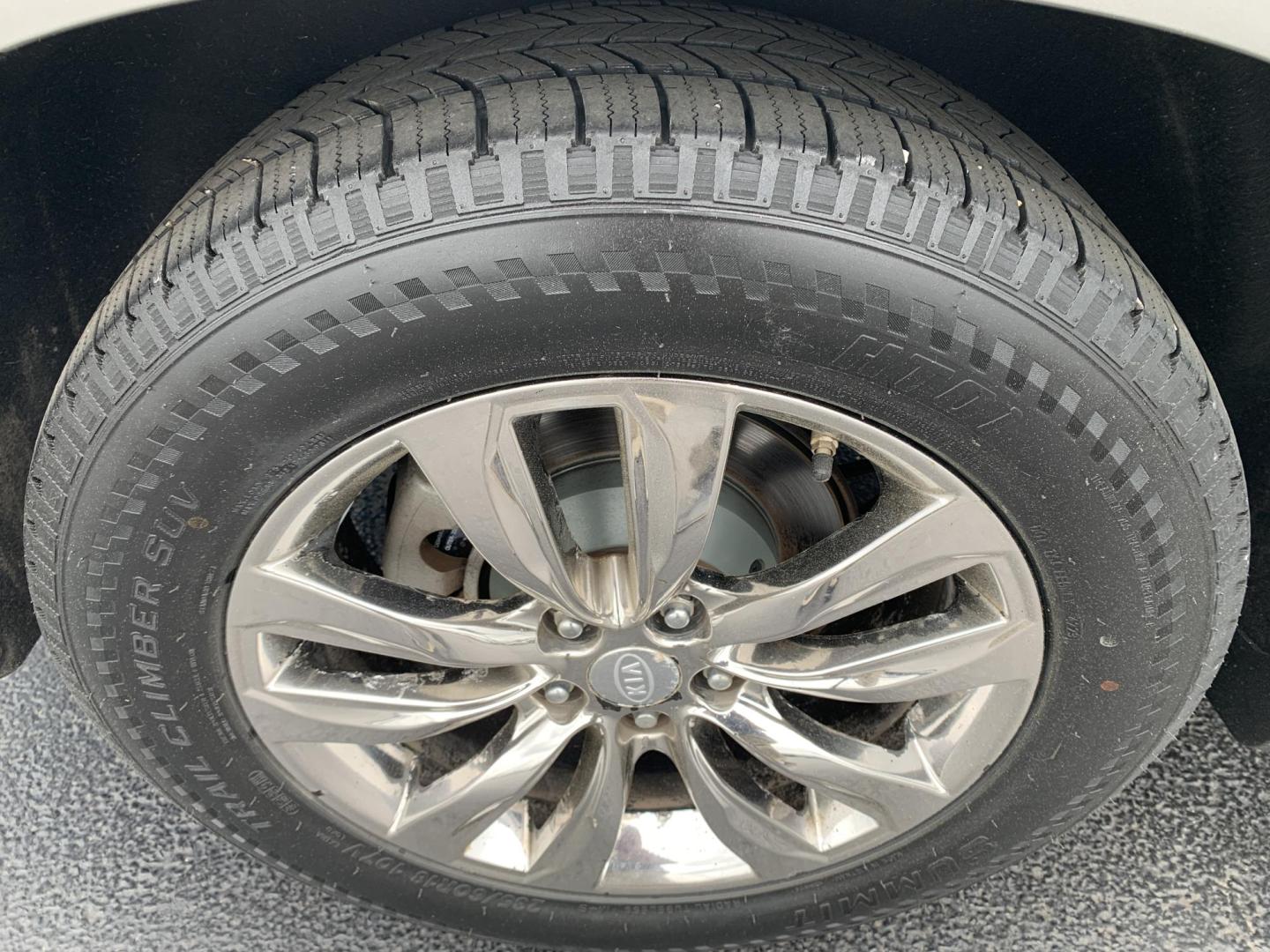 2013 GRAY /BLACK Kia Sorento SX AWD (5XYKWDA22DG) with an 3.5L V6 DOHC 24V engine, Automatic transmission, located at 506 S. Kingshighway, Cape Girardeau, MO, 63703, (573) 235-5000, 37.294991, -89.553635 - 2013 Kia Sorento SX AWD 97,xxx miles Heated and Cooled Drivers Seat Heated Steering Wheel AWD Bluetooth Power Seats Leather Seats Sun Roof 3rd. Row We have financing available and we accept trades! Fill out a credit application on our website or come by today! If you have any questions, - Photo#38