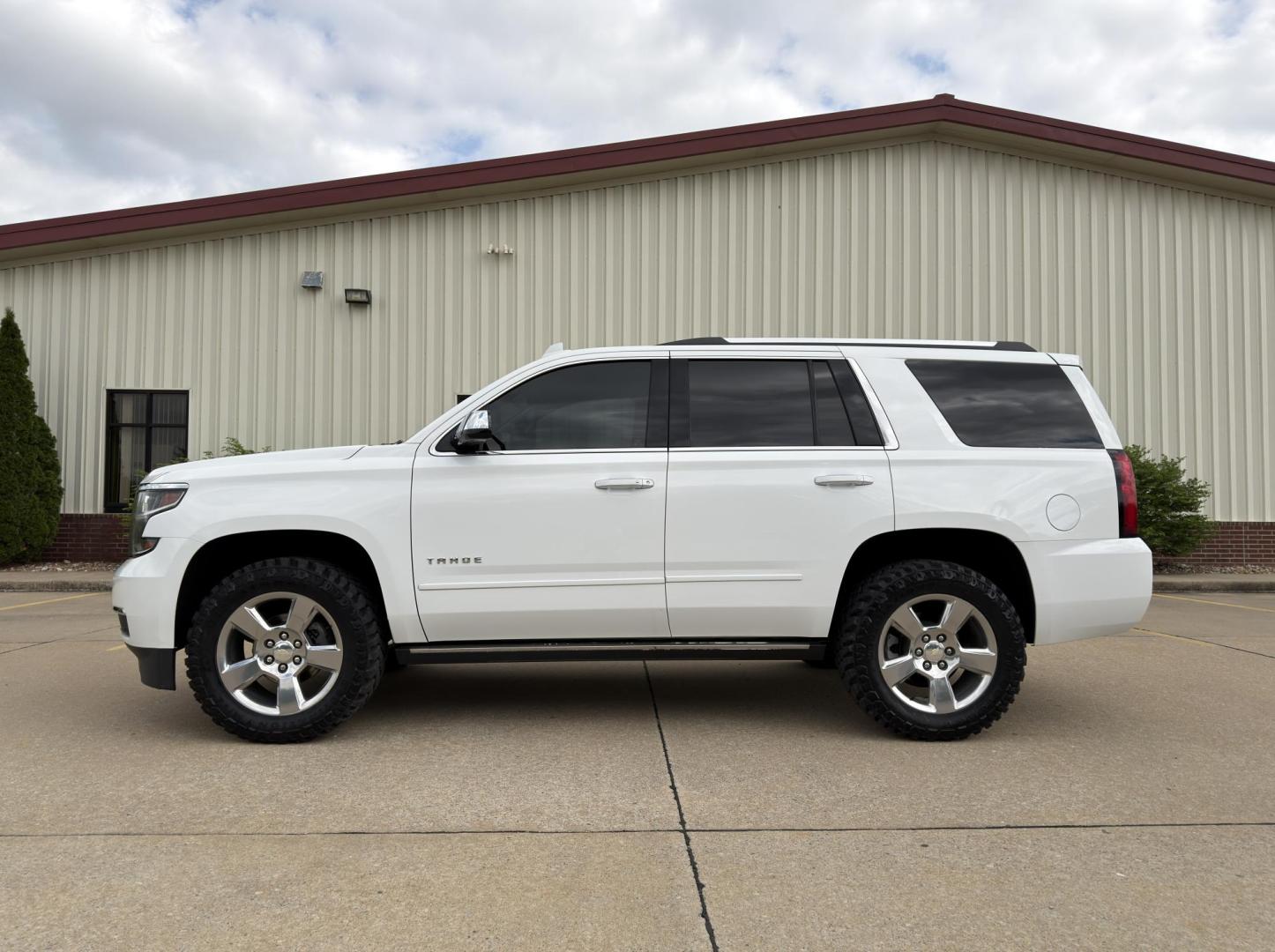 2017 WHITE /Black Chevrolet Tahoe Premier 4WD (1GNSKCKC6HR) with an 5.3L V8 engine, Automatic transmission, located at 2990 Old Orchard Rd., Jackson, MO, 63755, 37.354214, -89.612106 - 2017 Chevrolet Tahoe 1500 Premier 124xxx miles 4 Wheel Drive 5.3L V8 Automatic Leather 3rd Row Rear Entertainment Navigation Power/Heated/Cooled Seats Heated Rear Seats Heated Steering Wheel Backup Camera Sunroof Bluetooth Heads Up Display Power Running Boards Remote Start Cruise - Photo#13