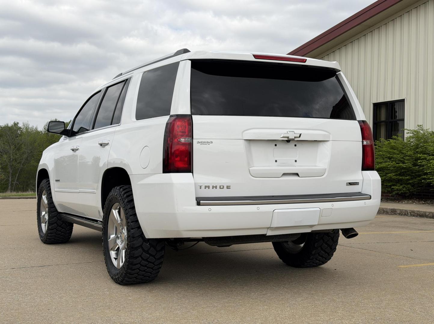 2017 WHITE /Black Chevrolet Tahoe Premier 4WD (1GNSKCKC6HR) with an 5.3L V8 engine, Automatic transmission, located at 2990 Old Orchard Rd., Jackson, MO, 63755, 37.354214, -89.612106 - 2017 Chevrolet Tahoe 1500 Premier 124xxx miles 4 Wheel Drive 5.3L V8 Automatic Leather 3rd Row Rear Entertainment Navigation Power/Heated/Cooled Seats Heated Rear Seats Heated Steering Wheel Backup Camera Sunroof Bluetooth Heads Up Display Power Running Boards Remote Start Cruise - Photo#16