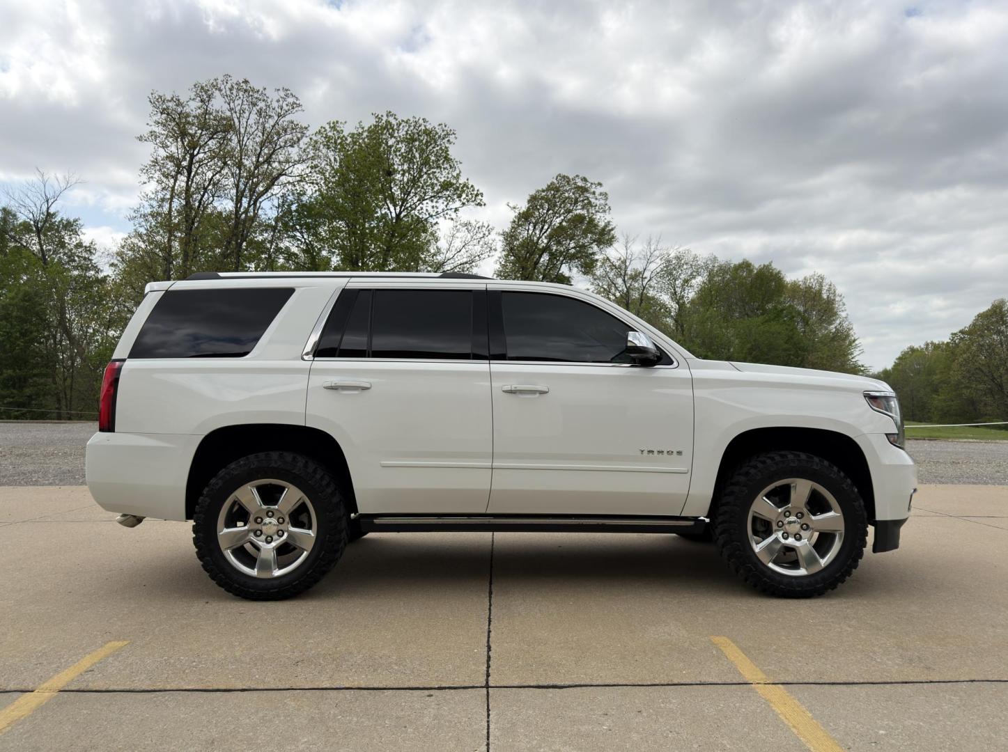 2017 WHITE /Black Chevrolet Tahoe Premier 4WD (1GNSKCKC6HR) with an 5.3L V8 engine, Automatic transmission, located at 2990 Old Orchard Rd., Jackson, MO, 63755, 37.354214, -89.612106 - 2017 Chevrolet Tahoe 1500 Premier 124xxx miles 4 Wheel Drive 5.3L V8 Automatic Leather 3rd Row Rear Entertainment Navigation Power/Heated/Cooled Seats Heated Rear Seats Heated Steering Wheel Backup Camera Sunroof Bluetooth Heads Up Display Power Running Boards Remote Start Cruise - Photo#14