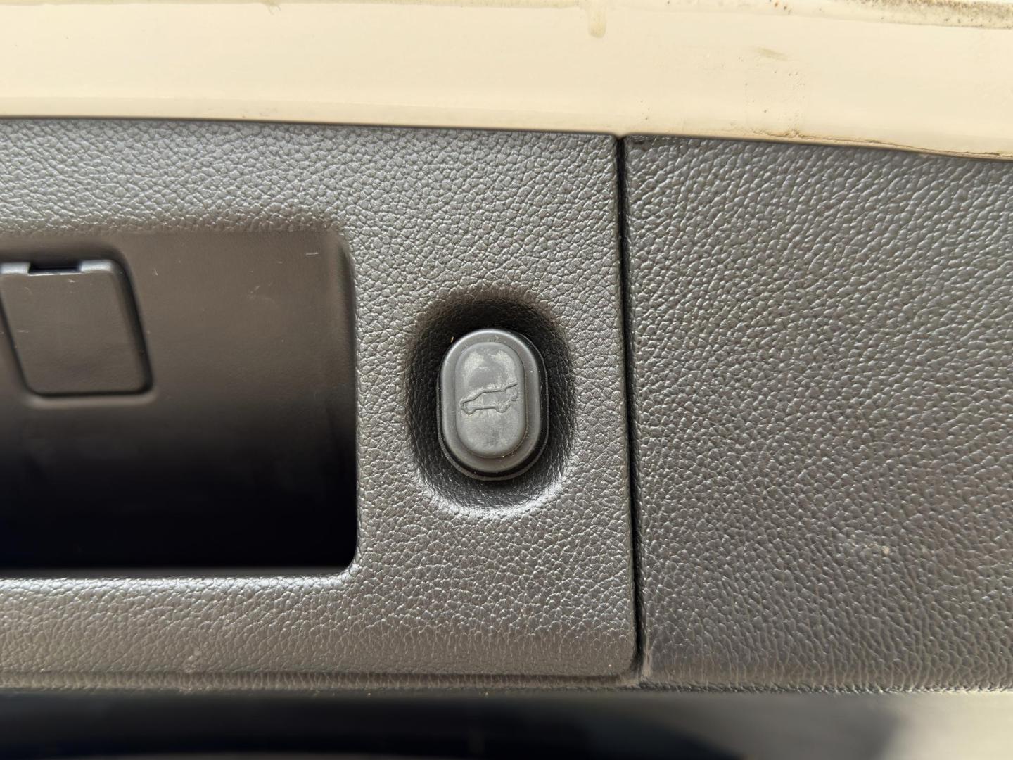 2017 WHITE /Black Chevrolet Tahoe Premier 4WD (1GNSKCKC6HR) with an 5.3L V8 engine, Automatic transmission, located at 2990 Old Orchard Rd., Jackson, MO, 63755, 37.354214, -89.612106 - 2017 Chevrolet Tahoe 1500 Premier 124xxx miles 4 Wheel Drive 5.3L V8 Automatic Leather 3rd Row Rear Entertainment Navigation Power/Heated/Cooled Seats Heated Rear Seats Heated Steering Wheel Backup Camera Sunroof Bluetooth Heads Up Display Power Running Boards Remote Start Cruise - Photo#29