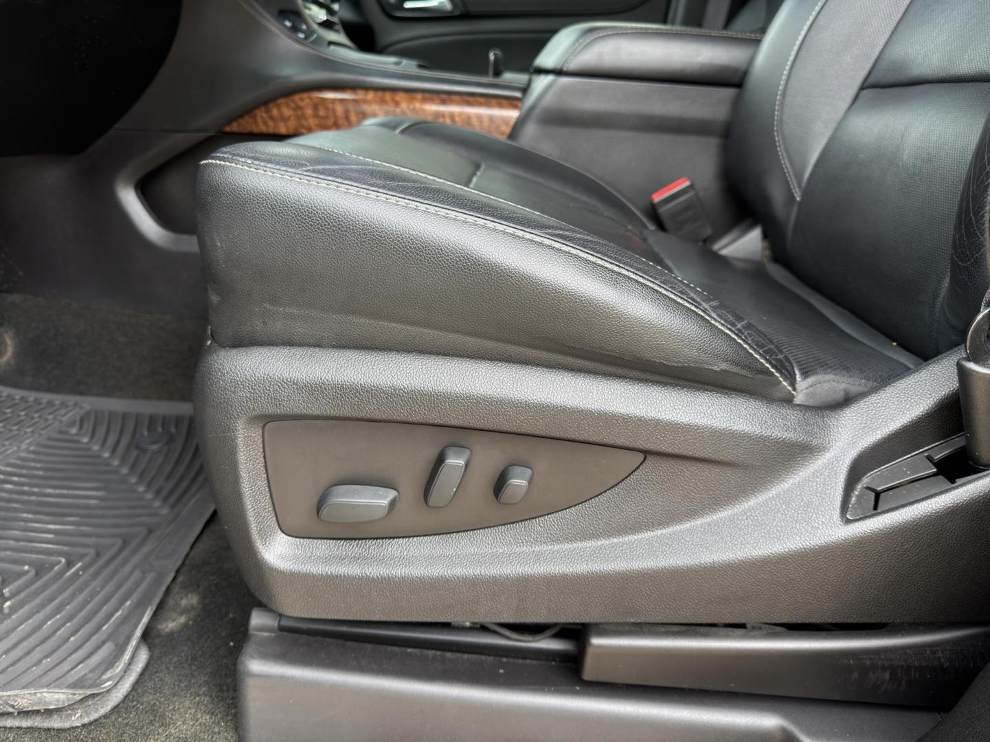 2017 WHITE /Black Chevrolet Tahoe Premier 4WD (1GNSKCKC6HR) with an 5.3L V8 engine, Automatic transmission, located at 2990 Old Orchard Rd., Jackson, MO, 63755, 37.354214, -89.612106 - 2017 Chevrolet Tahoe 1500 Premier 124xxx miles 4 Wheel Drive 5.3L V8 Automatic Leather 3rd Row Rear Entertainment Navigation Power/Heated/Cooled Seats Heated Rear Seats Heated Steering Wheel Backup Camera Sunroof Bluetooth Heads Up Display Power Running Boards Remote Start Cruise - Photo#7