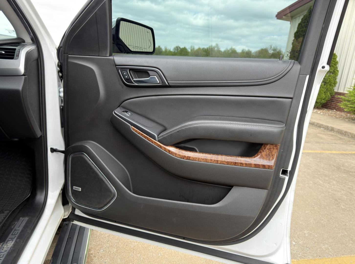 2017 WHITE /Black Chevrolet Tahoe Premier 4WD (1GNSKCKC6HR) with an 5.3L V8 engine, Automatic transmission, located at 2990 Old Orchard Rd., Jackson, MO, 63755, 37.354214, -89.612106 - 2017 Chevrolet Tahoe 1500 Premier 124xxx miles 4 Wheel Drive 5.3L V8 Automatic Leather 3rd Row Rear Entertainment Navigation Power/Heated/Cooled Seats Heated Rear Seats Heated Steering Wheel Backup Camera Sunroof Bluetooth Heads Up Display Power Running Boards Remote Start Cruise - Photo#21