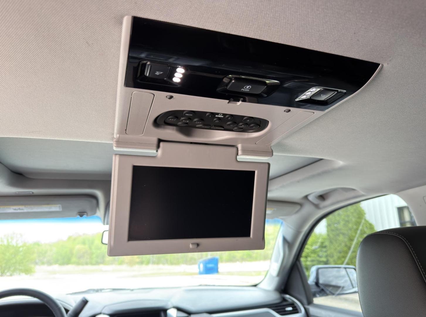 2017 WHITE /Black Chevrolet Tahoe Premier 4WD (1GNSKCKC6HR) with an 5.3L V8 engine, Automatic transmission, located at 2990 Old Orchard Rd., Jackson, MO, 63755, 37.354214, -89.612106 - 2017 Chevrolet Tahoe 1500 Premier 124xxx miles 4 Wheel Drive 5.3L V8 Automatic Leather 3rd Row Rear Entertainment Navigation Power/Heated/Cooled Seats Heated Rear Seats Heated Steering Wheel Backup Camera Sunroof Bluetooth Heads Up Display Power Running Boards Remote Start Cruise - Photo#8