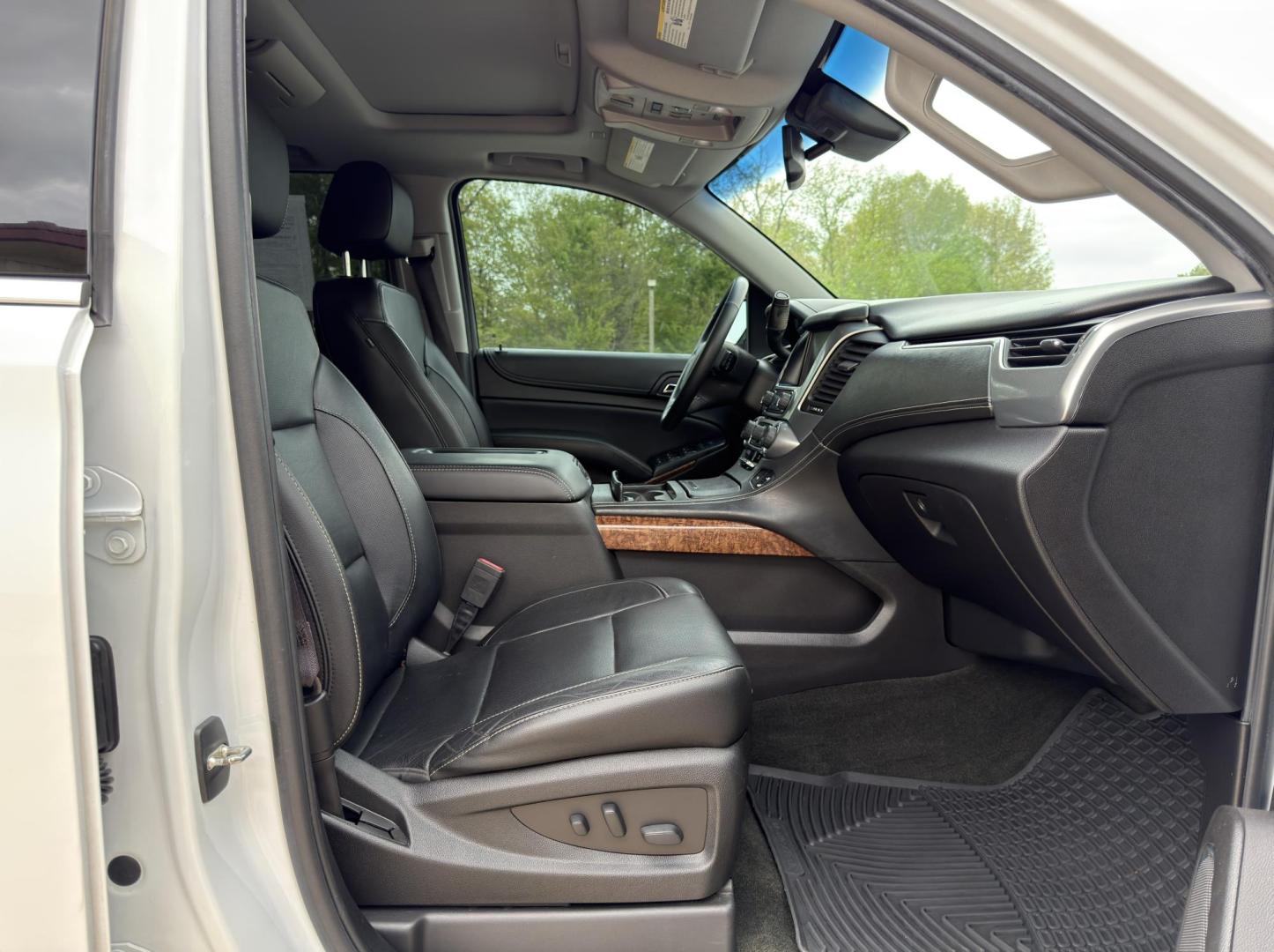 2017 WHITE /Black Chevrolet Tahoe Premier 4WD (1GNSKCKC6HR) with an 5.3L V8 engine, Automatic transmission, located at 2990 Old Orchard Rd., Jackson, MO, 63755, 37.354214, -89.612106 - 2017 Chevrolet Tahoe 1500 Premier 124xxx miles 4 Wheel Drive 5.3L V8 Automatic Leather 3rd Row Rear Entertainment Navigation Power/Heated/Cooled Seats Heated Rear Seats Heated Steering Wheel Backup Camera Sunroof Bluetooth Heads Up Display Power Running Boards Remote Start Cruise - Photo#22