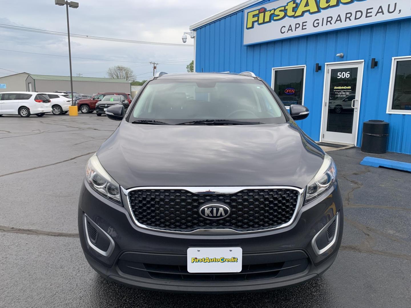 2017 GRAY /GRAY Kia Sorento L (5XYPG4A39HG) with an 2.4L L4 DOHC 16V engine, Automatic transmission, located at 506 S. Kingshighway, Cape Girardeau, MO, 63703, (573) 235-5000, 37.294991, -89.553635 - 2017 Kia Sorento L 113,xxx miles Bluetooth Cruise Cloth Seats Backup Camera Power Windows/Locks/Mirrors We have financing available and we accept trades! Fill out a credit application on our website or come by today! If you have any questions, give us a call at (573) 235-5000 or visit our - Photo#1