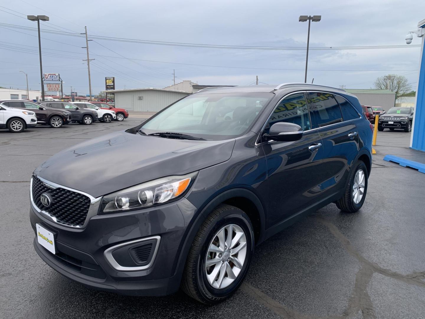 2017 GRAY /GRAY Kia Sorento L (5XYPG4A39HG) with an 2.4L L4 DOHC 16V engine, Automatic transmission, located at 506 S. Kingshighway, Cape Girardeau, MO, 63703, (573) 235-5000, 37.294991, -89.553635 - 2017 Kia Sorento L 113,xxx miles Bluetooth Cruise Cloth Seats Backup Camera Power Windows/Locks/Mirrors We have financing available and we accept trades! Fill out a credit application on our website or come by today! If you have any questions, give us a call at (573) 235-5000 or visit our - Photo#3
