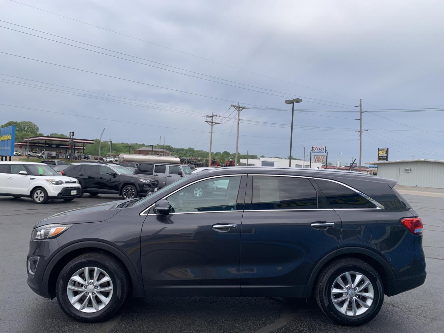 2017 GRAY /GRAY Kia Sorento L (5XYPG4A39HG) with an 2.4L L4 DOHC 16V engine, Automatic transmission, located at 506 S. Kingshighway, Cape Girardeau, MO, 63703, (573) 235-5000, 37.294991, -89.553635 - 2017 Kia Sorento L 113,xxx miles Bluetooth Cruise Cloth Seats Backup Camera Power Windows/Locks/Mirrors We have financing available and we accept trades! Fill out a credit application on our website or come by today! If you have any questions, give us a call at (573) 235-5000 or visit our - Photo#4