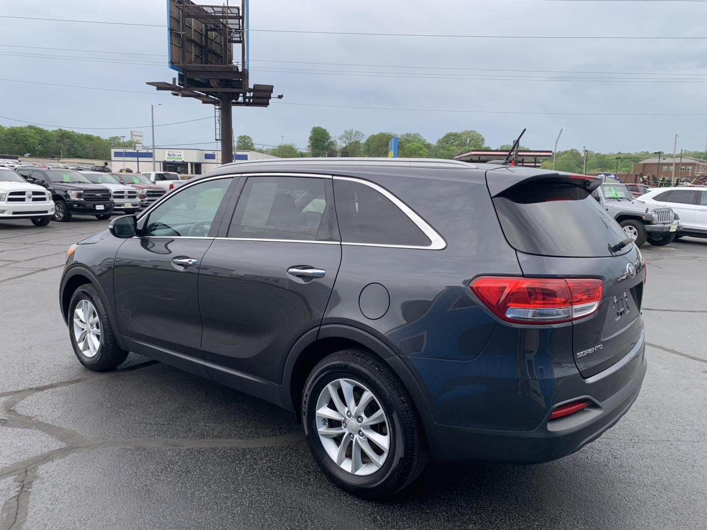 2017 GRAY /GRAY Kia Sorento L (5XYPG4A39HG) with an 2.4L L4 DOHC 16V engine, Automatic transmission, located at 506 S. Kingshighway, Cape Girardeau, MO, 63703, (573) 235-5000, 37.294991, -89.553635 - 2017 Kia Sorento L 113,xxx miles Bluetooth Cruise Cloth Seats Backup Camera Power Windows/Locks/Mirrors We have financing available and we accept trades! Fill out a credit application on our website or come by today! If you have any questions, give us a call at (573) 235-5000 or visit our - Photo#5