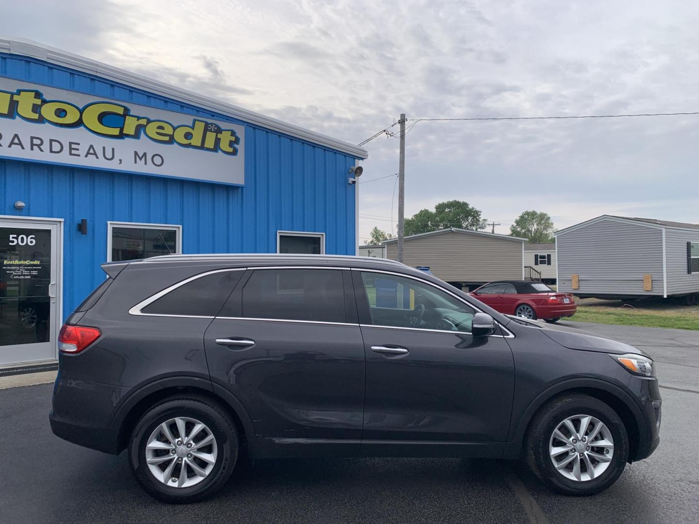 2017 GRAY /GRAY Kia Sorento L (5XYPG4A39HG) with an 2.4L L4 DOHC 16V engine, Automatic transmission, located at 506 S. Kingshighway, Cape Girardeau, MO, 63703, (573) 235-5000, 37.294991, -89.553635 - 2017 Kia Sorento L 113,xxx miles Bluetooth Cruise Cloth Seats Backup Camera Power Windows/Locks/Mirrors We have financing available and we accept trades! Fill out a credit application on our website or come by today! If you have any questions, give us a call at (573) 235-5000 or visit our - Photo#9