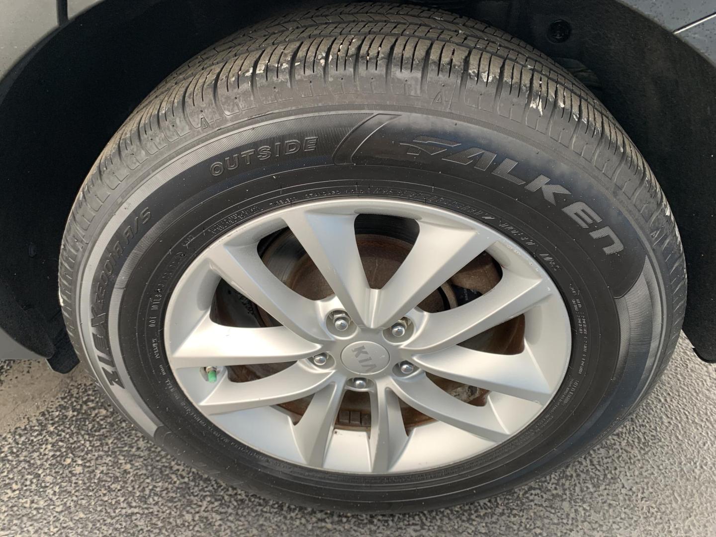 2017 GRAY /GRAY Kia Sorento L (5XYPG4A39HG) with an 2.4L L4 DOHC 16V engine, Automatic transmission, located at 506 S. Kingshighway, Cape Girardeau, MO, 63703, (573) 235-5000, 37.294991, -89.553635 - 2017 Kia Sorento L 113,xxx miles Bluetooth Cruise Cloth Seats Backup Camera Power Windows/Locks/Mirrors We have financing available and we accept trades! Fill out a credit application on our website or come by today! If you have any questions, give us a call at (573) 235-5000 or visit our - Photo#30