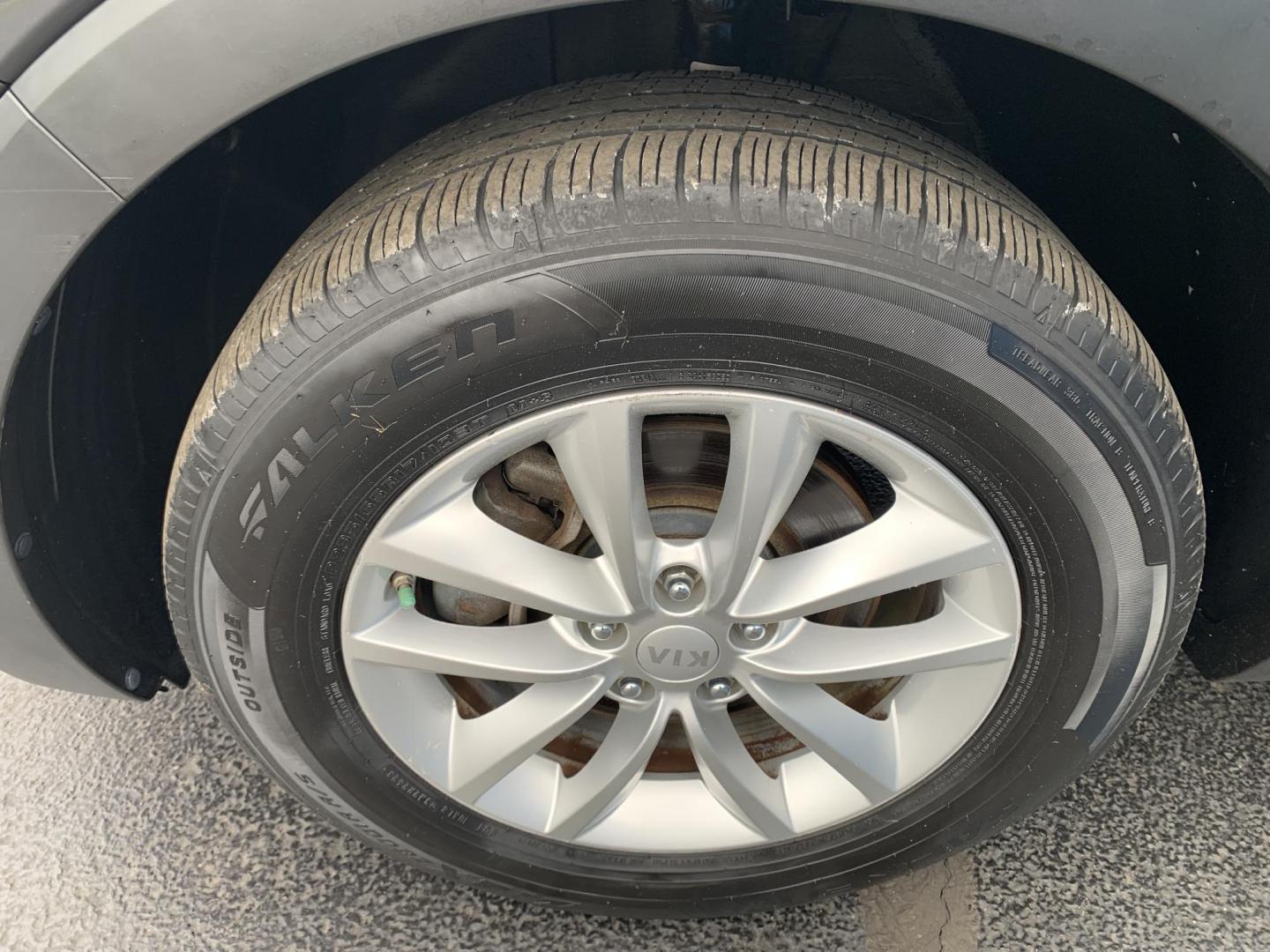 2017 GRAY /GRAY Kia Sorento L (5XYPG4A39HG) with an 2.4L L4 DOHC 16V engine, Automatic transmission, located at 506 S. Kingshighway, Cape Girardeau, MO, 63703, (573) 235-5000, 37.294991, -89.553635 - 2017 Kia Sorento L 113,xxx miles Bluetooth Cruise Cloth Seats Backup Camera Power Windows/Locks/Mirrors We have financing available and we accept trades! Fill out a credit application on our website or come by today! If you have any questions, give us a call at (573) 235-5000 or visit our - Photo#31