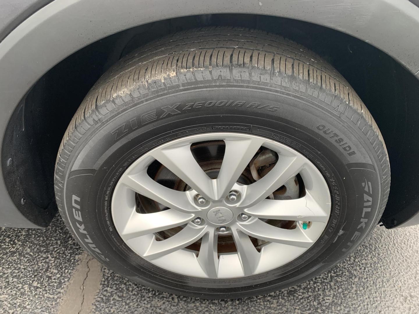 2017 GRAY /GRAY Kia Sorento L (5XYPG4A39HG) with an 2.4L L4 DOHC 16V engine, Automatic transmission, located at 506 S. Kingshighway, Cape Girardeau, MO, 63703, (573) 235-5000, 37.294991, -89.553635 - 2017 Kia Sorento L 113,xxx miles Bluetooth Cruise Cloth Seats Backup Camera Power Windows/Locks/Mirrors We have financing available and we accept trades! Fill out a credit application on our website or come by today! If you have any questions, give us a call at (573) 235-5000 or visit our - Photo#32