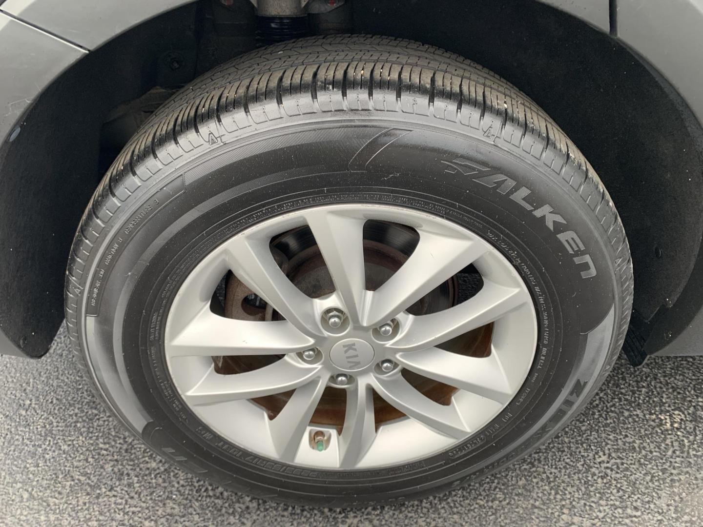 2017 GRAY /GRAY Kia Sorento L (5XYPG4A39HG) with an 2.4L L4 DOHC 16V engine, Automatic transmission, located at 506 S. Kingshighway, Cape Girardeau, MO, 63703, (573) 235-5000, 37.294991, -89.553635 - 2017 Kia Sorento L 113,xxx miles Bluetooth Cruise Cloth Seats Backup Camera Power Windows/Locks/Mirrors We have financing available and we accept trades! Fill out a credit application on our website or come by today! If you have any questions, give us a call at (573) 235-5000 or visit our - Photo#33