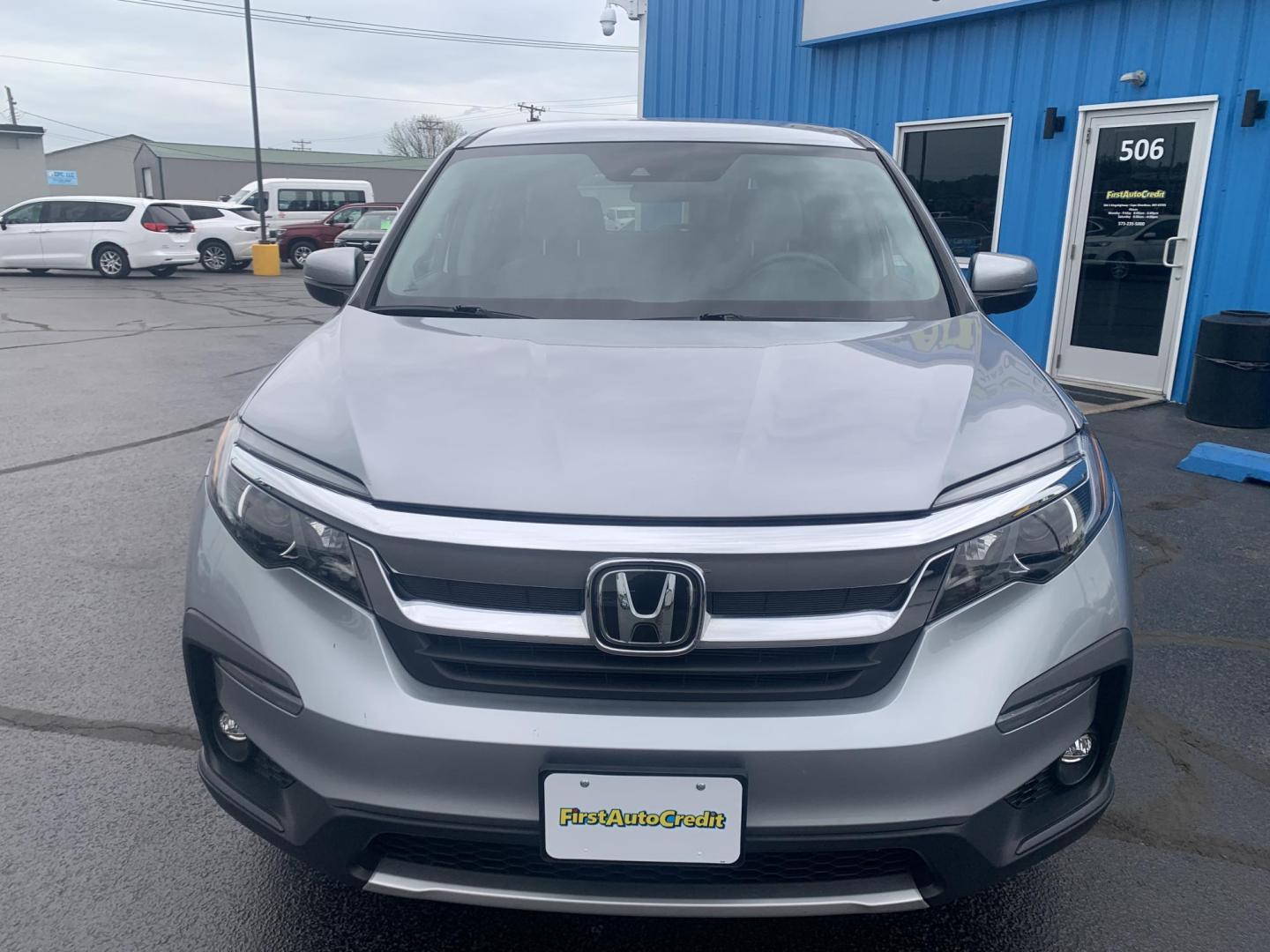 2019 SILVER /GRAY Honda Pilot EX 4WD (5FNYF6H32KB) with an 3.5L V6 SOHC 24V engine, Automatic transmission, located at 506 S. Kingshighway, Cape Girardeau, MO, 63703, (573) 235-5000, 37.294991, -89.553635 - 2019 Honda Pilot EX 4WD 104,xxx miles Adaptive Cruise Lane Warning Apple CarPlay Heated Seats Cloth Seats 3rd. Row Power Windows/Locks/Mirrors We have financing available and we accept trades! Fill out a credit application on our website or come by today! If you have any questions, give - Photo#1