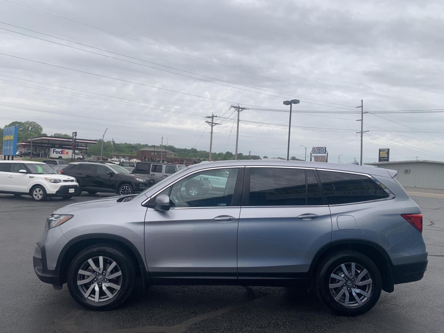 2019 SILVER /GRAY Honda Pilot EX 4WD (5FNYF6H32KB) with an 3.5L V6 SOHC 24V engine, Automatic transmission, located at 506 S. Kingshighway, Cape Girardeau, MO, 63703, (573) 235-5000, 37.294991, -89.553635 - 2019 Honda Pilot EX 4WD 104,xxx miles Adaptive Cruise Lane Warning Apple CarPlay Heated Seats Cloth Seats 3rd. Row Power Windows/Locks/Mirrors We have financing available and we accept trades! Fill out a credit application on our website or come by today! If you have any questions, give - Photo#4
