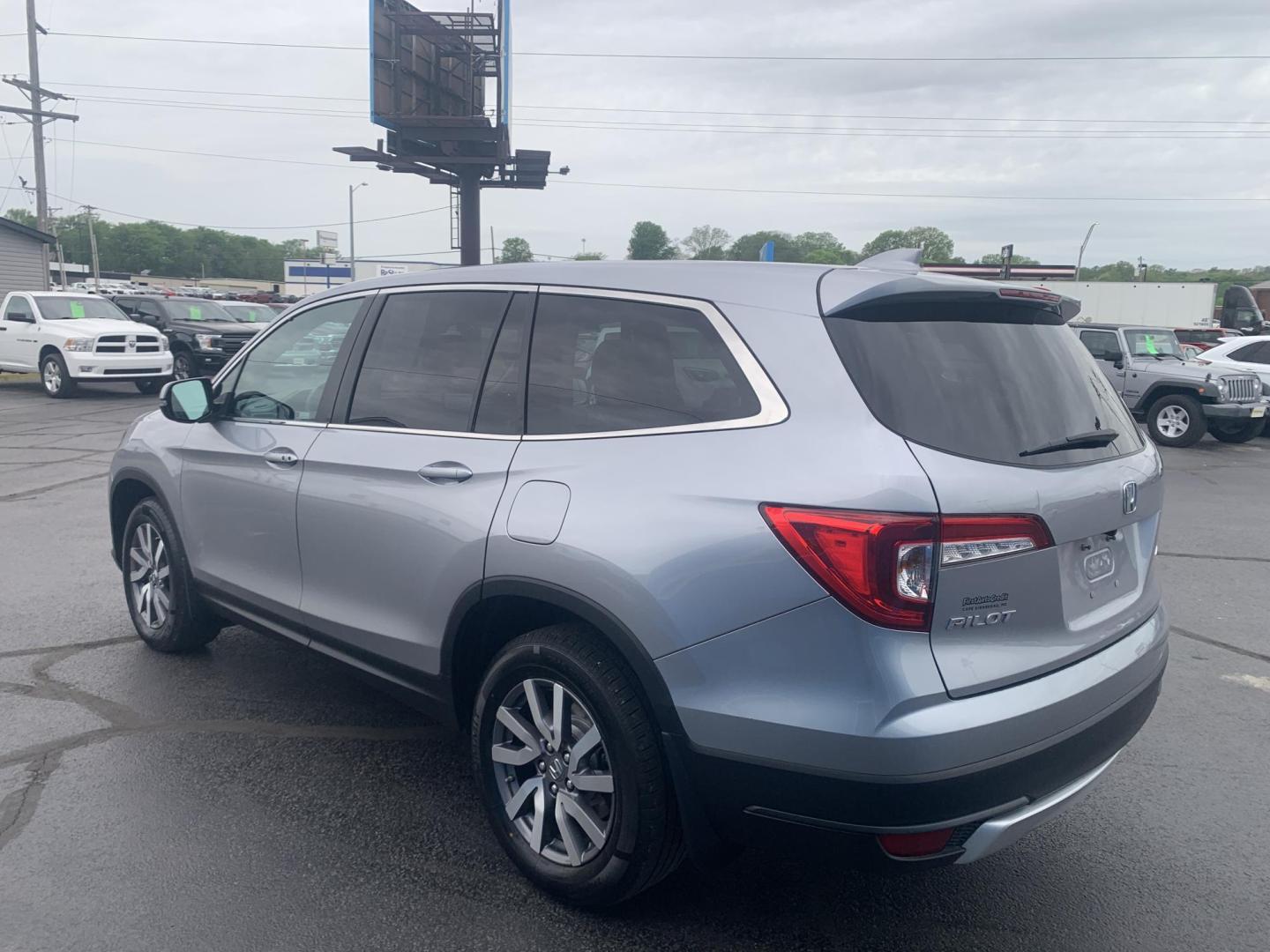 2019 SILVER /GRAY Honda Pilot EX 4WD (5FNYF6H32KB) with an 3.5L V6 SOHC 24V engine, Automatic transmission, located at 506 S. Kingshighway, Cape Girardeau, MO, 63703, (573) 235-5000, 37.294991, -89.553635 - 2019 Honda Pilot EX 4WD 104,xxx miles Adaptive Cruise Lane Warning Apple CarPlay Heated Seats Cloth Seats 3rd. Row Power Windows/Locks/Mirrors We have financing available and we accept trades! Fill out a credit application on our website or come by today! If you have any questions, give - Photo#5