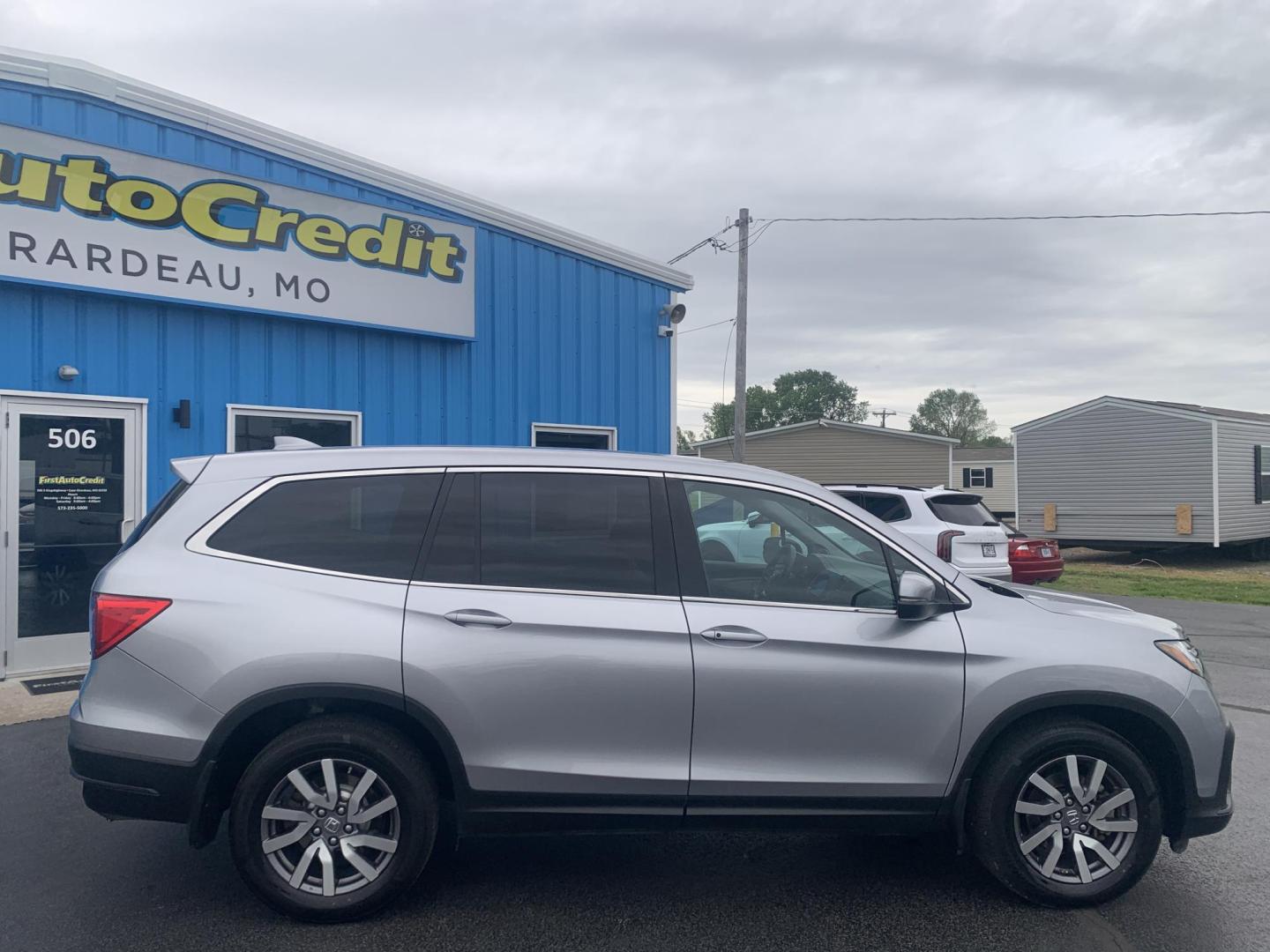 2019 SILVER /GRAY Honda Pilot EX 4WD (5FNYF6H32KB) with an 3.5L V6 SOHC 24V engine, Automatic transmission, located at 506 S. Kingshighway, Cape Girardeau, MO, 63703, (573) 235-5000, 37.294991, -89.553635 - 2019 Honda Pilot EX 4WD 104,xxx miles Adaptive Cruise Lane Warning Apple CarPlay Heated Seats Cloth Seats 3rd. Row Power Windows/Locks/Mirrors We have financing available and we accept trades! Fill out a credit application on our website or come by today! If you have any questions, give - Photo#10