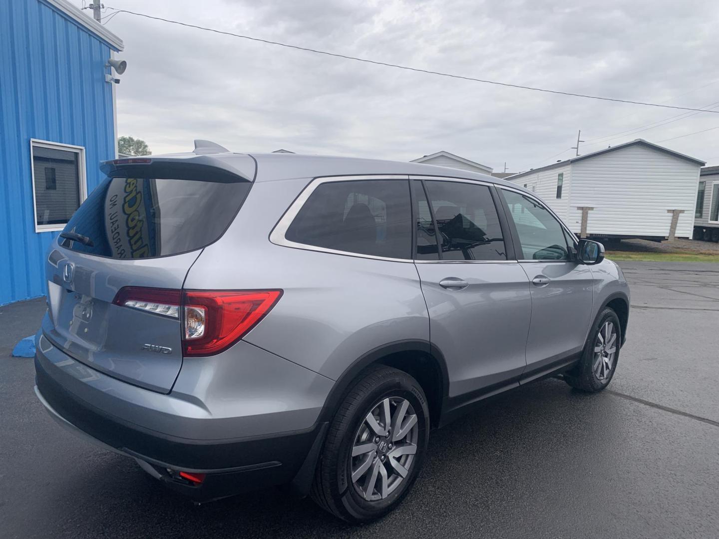 2019 SILVER /GRAY Honda Pilot EX 4WD (5FNYF6H32KB) with an 3.5L V6 SOHC 24V engine, Automatic transmission, located at 506 S. Kingshighway, Cape Girardeau, MO, 63703, (573) 235-5000, 37.294991, -89.553635 - 2019 Honda Pilot EX 4WD 104,xxx miles Adaptive Cruise Lane Warning Apple CarPlay Heated Seats Cloth Seats 3rd. Row Power Windows/Locks/Mirrors We have financing available and we accept trades! Fill out a credit application on our website or come by today! If you have any questions, give - Photo#9