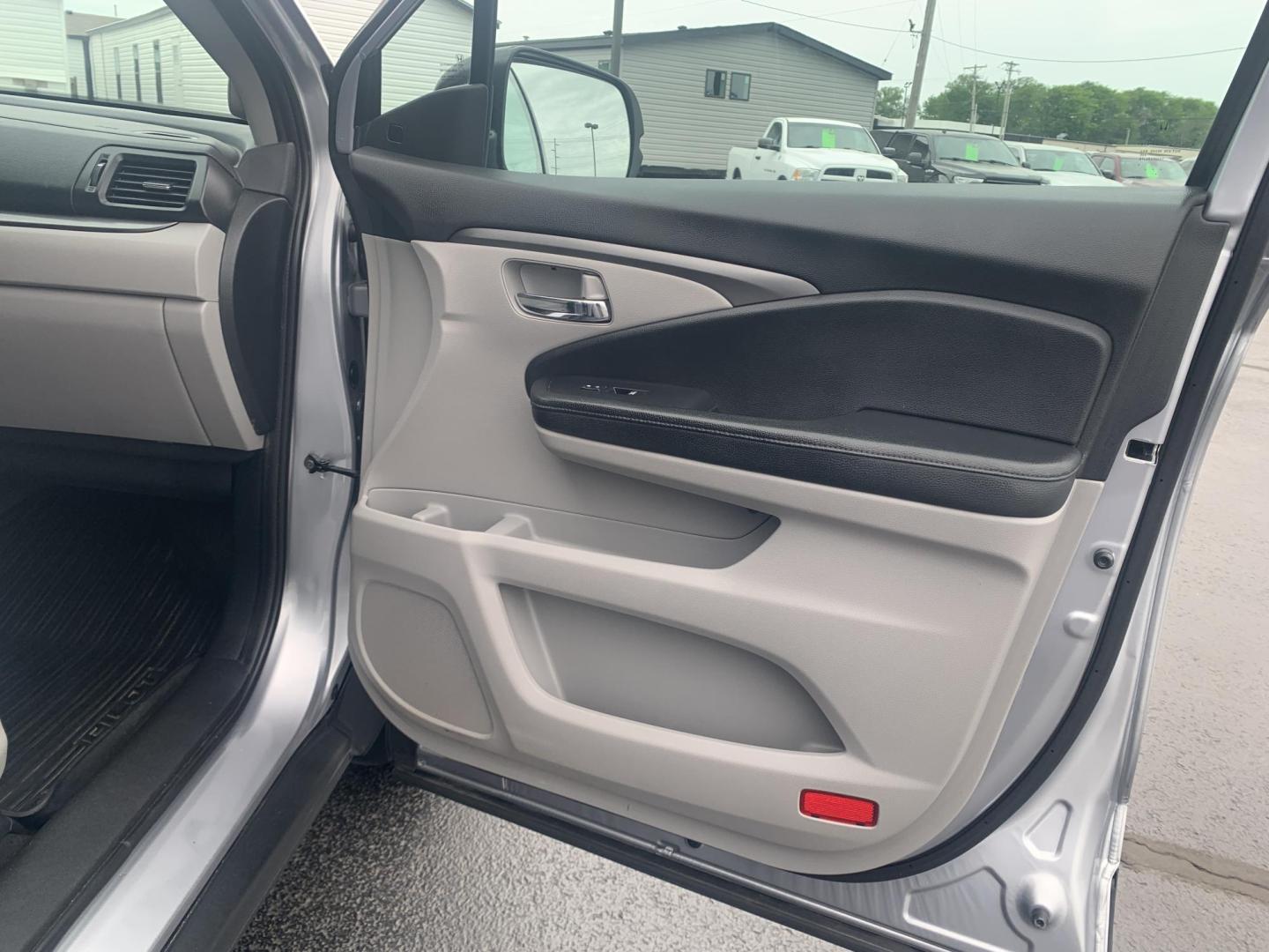 2019 SILVER /GRAY Honda Pilot EX 4WD (5FNYF6H32KB) with an 3.5L V6 SOHC 24V engine, Automatic transmission, located at 506 S. Kingshighway, Cape Girardeau, MO, 63703, (573) 235-5000, 37.294991, -89.553635 - 2019 Honda Pilot EX 4WD 104,xxx miles Adaptive Cruise Lane Warning Apple CarPlay Heated Seats Cloth Seats 3rd. Row Power Windows/Locks/Mirrors We have financing available and we accept trades! Fill out a credit application on our website or come by today! If you have any questions, give - Photo#14