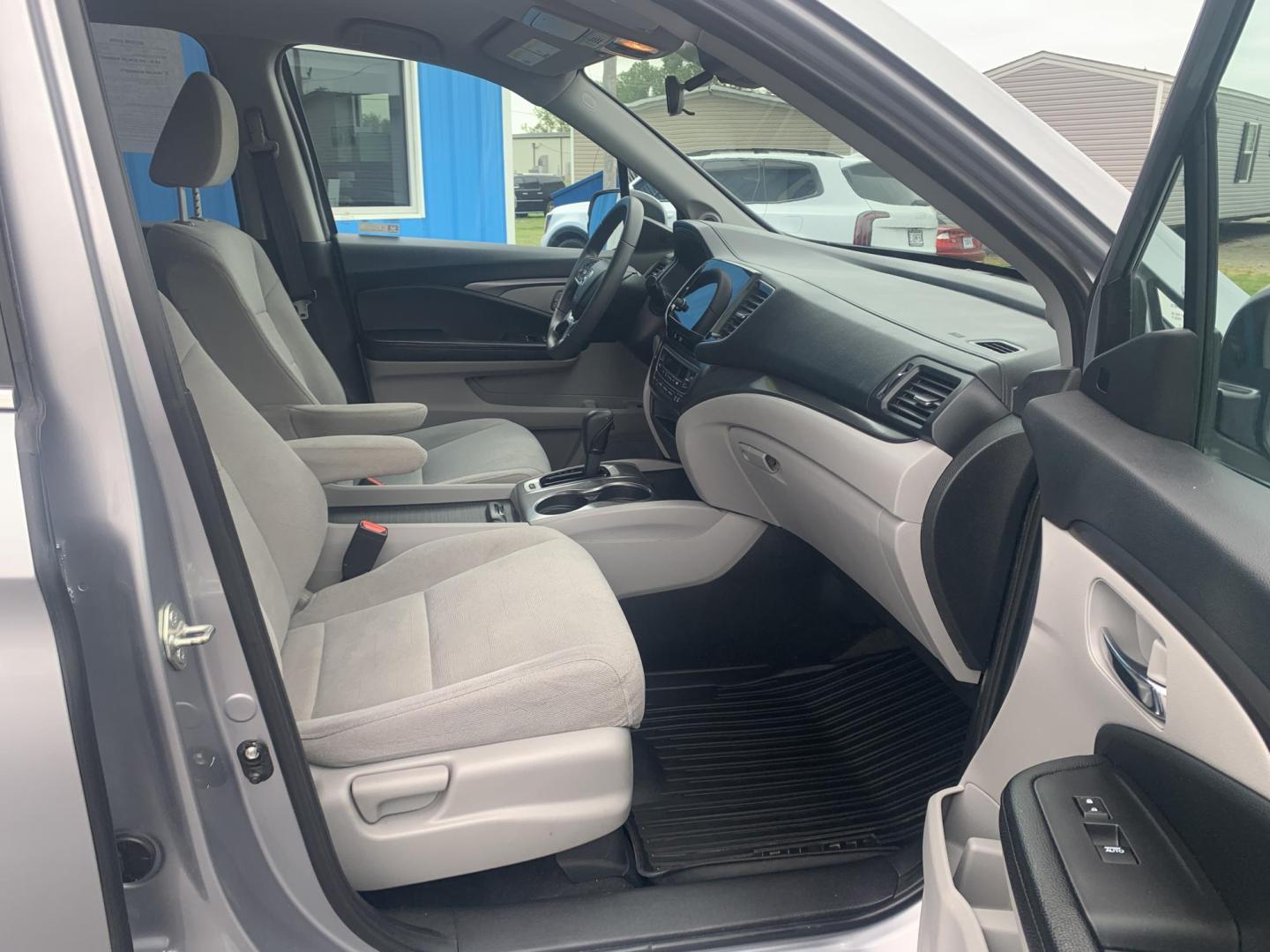 2019 SILVER /GRAY Honda Pilot EX 4WD (5FNYF6H32KB) with an 3.5L V6 SOHC 24V engine, Automatic transmission, located at 506 S. Kingshighway, Cape Girardeau, MO, 63703, (573) 235-5000, 37.294991, -89.553635 - 2019 Honda Pilot EX 4WD 104,xxx miles Adaptive Cruise Lane Warning Apple CarPlay Heated Seats Cloth Seats 3rd. Row Power Windows/Locks/Mirrors We have financing available and we accept trades! Fill out a credit application on our website or come by today! If you have any questions, give - Photo#15