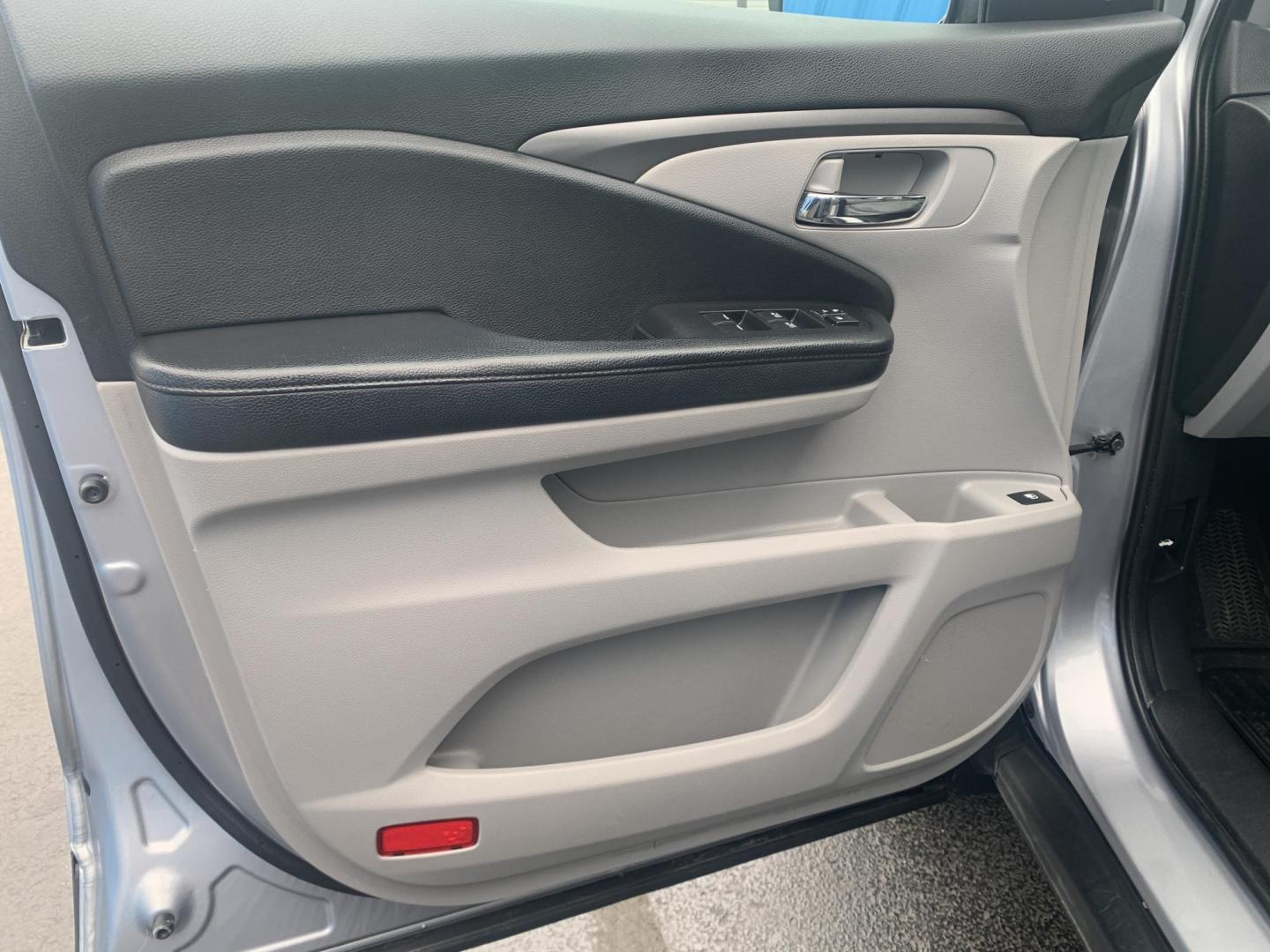 2019 SILVER /GRAY Honda Pilot EX 4WD (5FNYF6H32KB) with an 3.5L V6 SOHC 24V engine, Automatic transmission, located at 506 S. Kingshighway, Cape Girardeau, MO, 63703, (573) 235-5000, 37.294991, -89.553635 - 2019 Honda Pilot EX 4WD 104,xxx miles Adaptive Cruise Lane Warning Apple CarPlay Heated Seats Cloth Seats 3rd. Row Power Windows/Locks/Mirrors We have financing available and we accept trades! Fill out a credit application on our website or come by today! If you have any questions, give - Photo#20