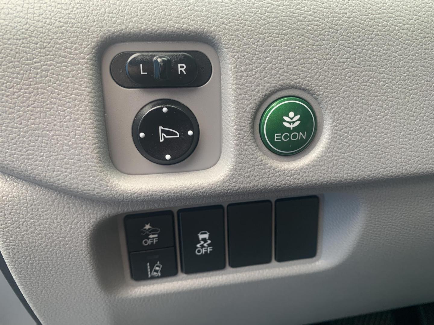 2019 SILVER /GRAY Honda Pilot EX 4WD (5FNYF6H32KB) with an 3.5L V6 SOHC 24V engine, Automatic transmission, located at 506 S. Kingshighway, Cape Girardeau, MO, 63703, (573) 235-5000, 37.294991, -89.553635 - 2019 Honda Pilot EX 4WD 104,xxx miles Adaptive Cruise Lane Warning Apple CarPlay Heated Seats Cloth Seats 3rd. Row Power Windows/Locks/Mirrors We have financing available and we accept trades! Fill out a credit application on our website or come by today! If you have any questions, give - Photo#23