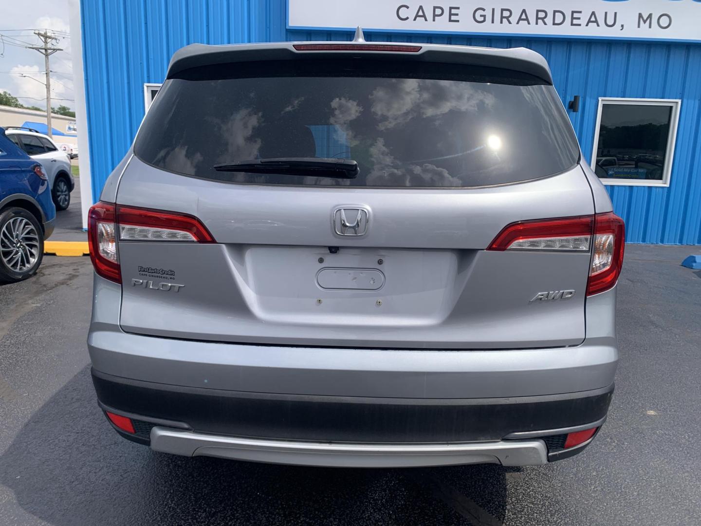 2019 SILVER /GRAY Honda Pilot EX 4WD (5FNYF6H32KB) with an 3.5L V6 SOHC 24V engine, Automatic transmission, located at 506 S. Kingshighway, Cape Girardeau, MO, 63703, (573) 235-5000, 37.294991, -89.553635 - 2019 Honda Pilot EX 4WD 104,xxx miles Adaptive Cruise Lane Warning Apple CarPlay Heated Seats Cloth Seats 3rd. Row Power Windows/Locks/Mirrors We have financing available and we accept trades! Fill out a credit application on our website or come by today! If you have any questions, give - Photo#6