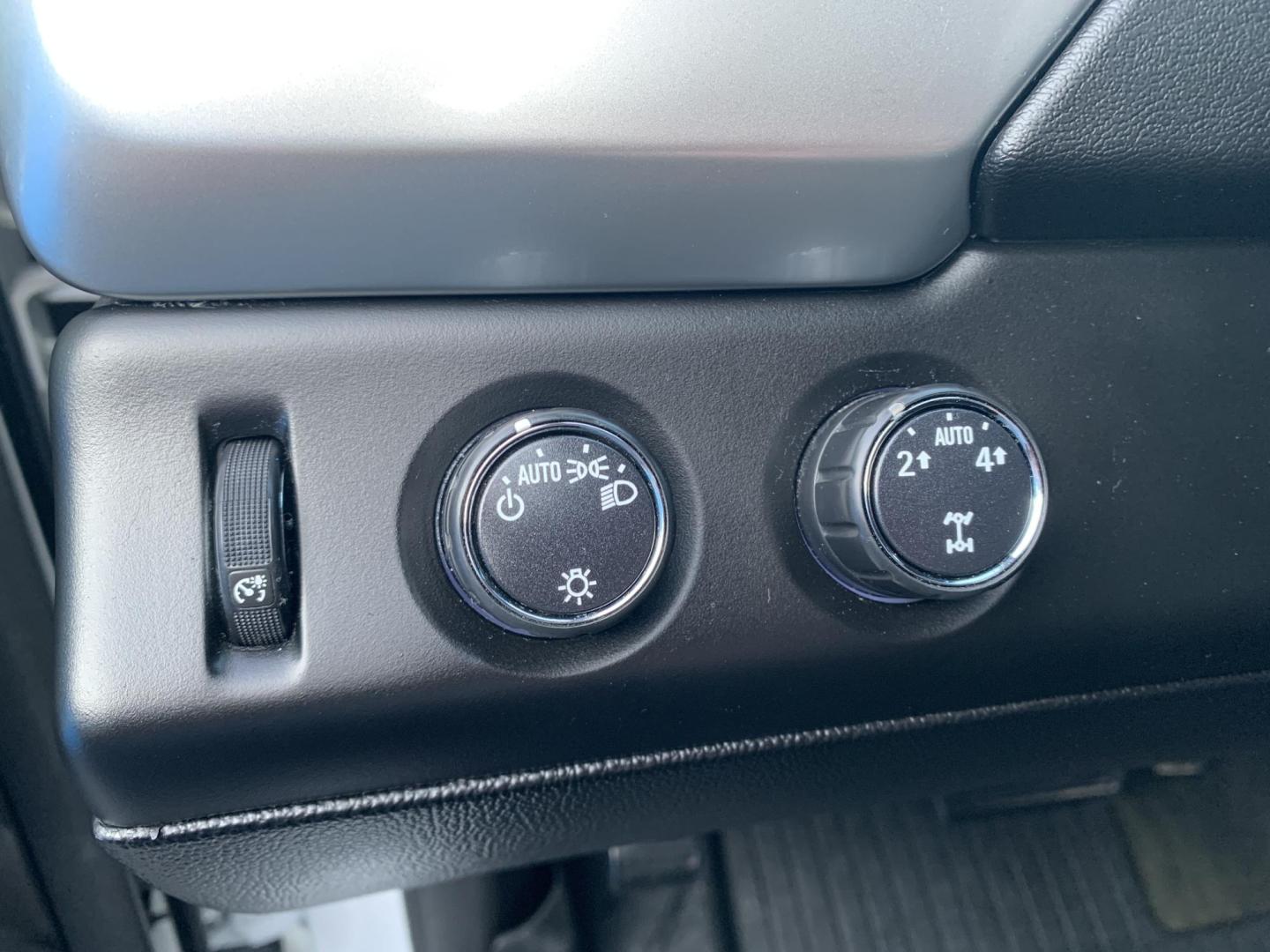 2015 WHITE /BLACK Chevrolet Tahoe LT 4WD (1GNSKBKC9FR) with an 5.3L V8 OHV 16V engine, Automatic transmission, located at 506 S. Kingshighway, Cape Girardeau, MO, 63703, (573) 235-5000, 37.294991, -89.553635 - 2015 Chevrolet Tahoe LT 4WD 129,xxx Miles 3rd. Row Leather Seats Heated Seats Power Lift gate Adaptive Cruise Bluetooth Bose Stereo Power Windows/Locks/Mirrors Remote Start 4 Wheel Drive We have financing available and we accept trades! Fill out a credit application on our website or com - Photo#26