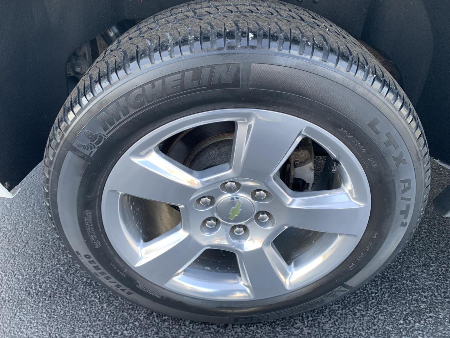 2015 WHITE /BLACK Chevrolet Tahoe LT 4WD (1GNSKBKC9FR) with an 5.3L V8 OHV 16V engine, Automatic transmission, located at 506 S. Kingshighway, Cape Girardeau, MO, 63703, (573) 235-5000, 37.294991, -89.553635 - 2015 Chevrolet Tahoe LT 4WD 129,xxx Miles 3rd. Row Leather Seats Heated Seats Power Lift gate Adaptive Cruise Bluetooth Bose Stereo Power Windows/Locks/Mirrors Remote Start 4 Wheel Drive We have financing available and we accept trades! Fill out a credit application on our website or com - Photo#41