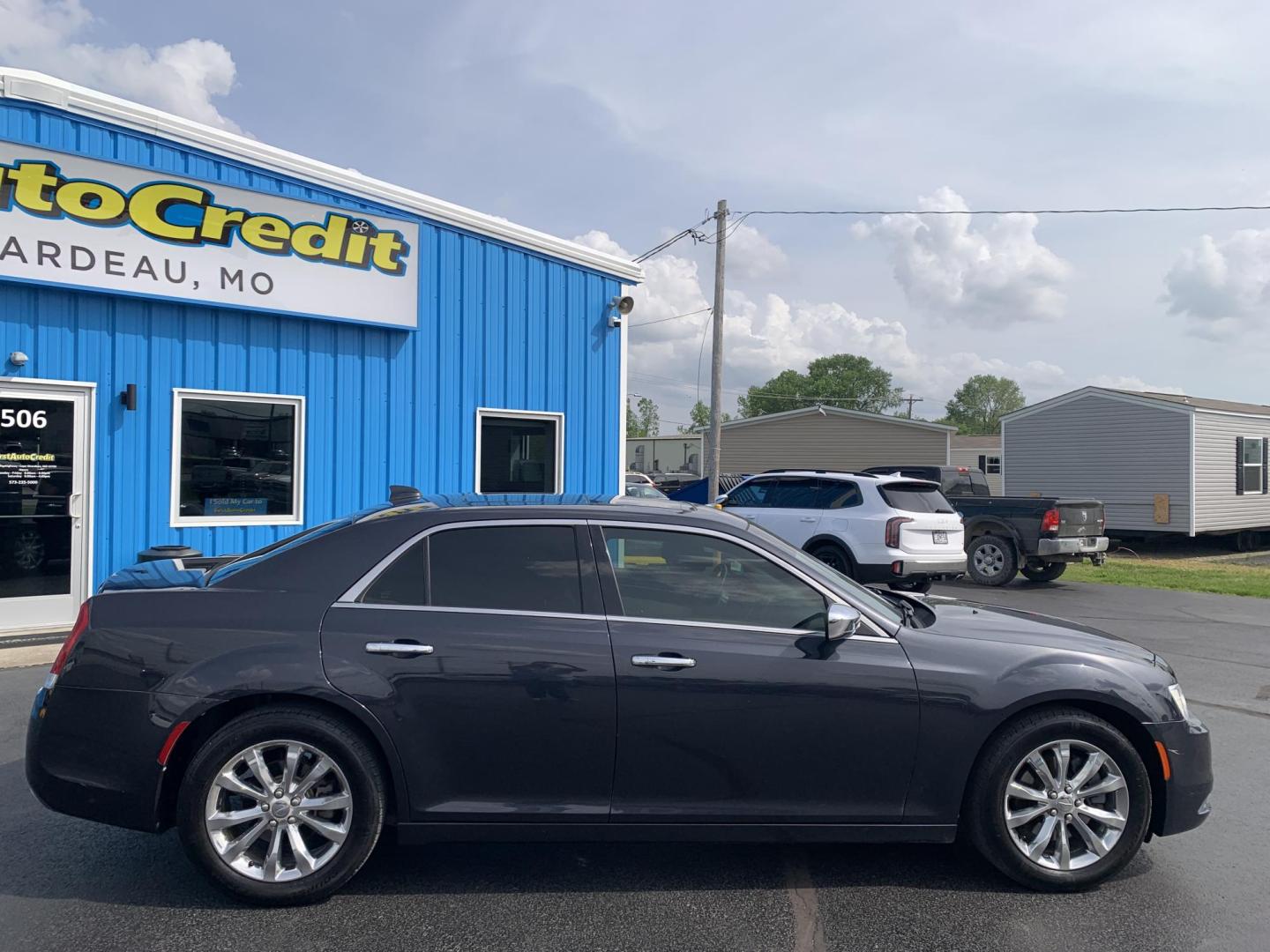 2016 BLUE /TAN Chrysler 300 C AWD (2C3CCAKGXGH) with an 3.6L V6 SOHC 24V engine, Automatic transmission, located at 506 S. Kingshighway, Cape Girardeau, MO, 63703, (573) 235-5000, 37.294991, -89.553635 - 2016 Chrysler 300 C AWD 178,xxx miles Heated Steering Wheel Heated Seats All Wheel Drive Power Seats Sunroof Bluetooth Cruise Power Windows/Locks/Mirrors Remote Start We have financing available and we accept trades! Fill out a credit application on our website or come by today! If you - Photo#9