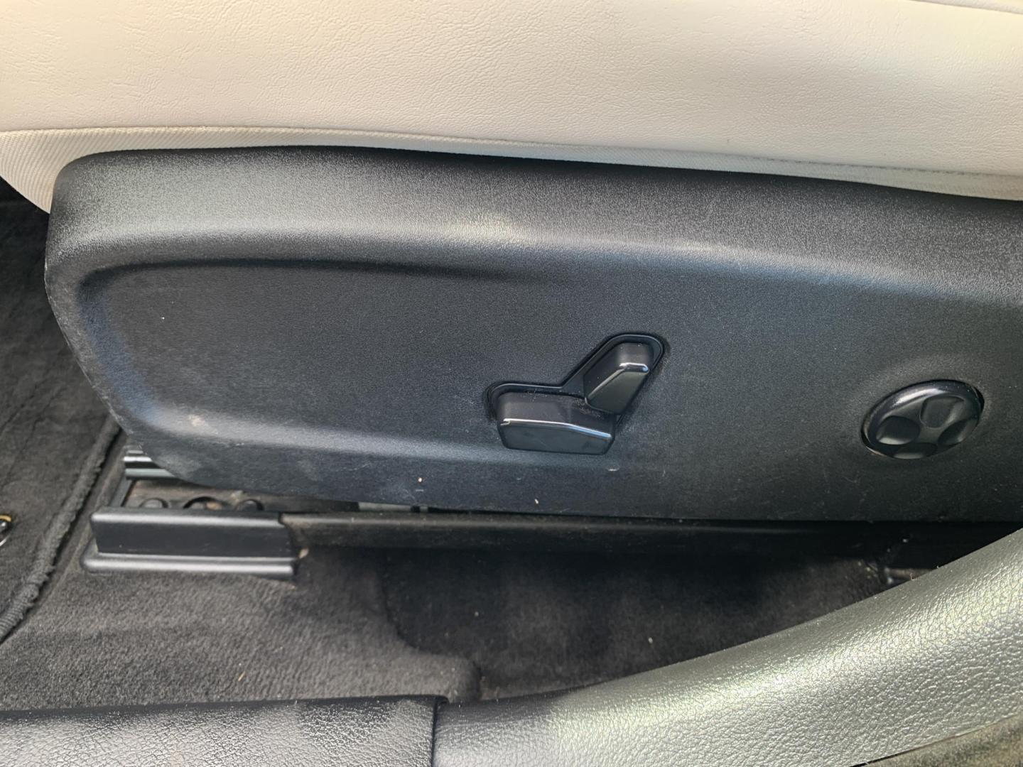 2016 BLUE /TAN Chrysler 300 C AWD (2C3CCAKGXGH) with an 3.6L V6 SOHC 24V engine, Automatic transmission, located at 506 S. Kingshighway, Cape Girardeau, MO, 63703, (573) 235-5000, 37.294991, -89.553635 - 2016 Chrysler 300 C AWD 178,xxx miles Heated Steering Wheel Heated Seats All Wheel Drive Power Seats Sunroof Bluetooth Cruise Power Windows/Locks/Mirrors Remote Start We have financing available and we accept trades! Fill out a credit application on our website or come by today! If you - Photo#22